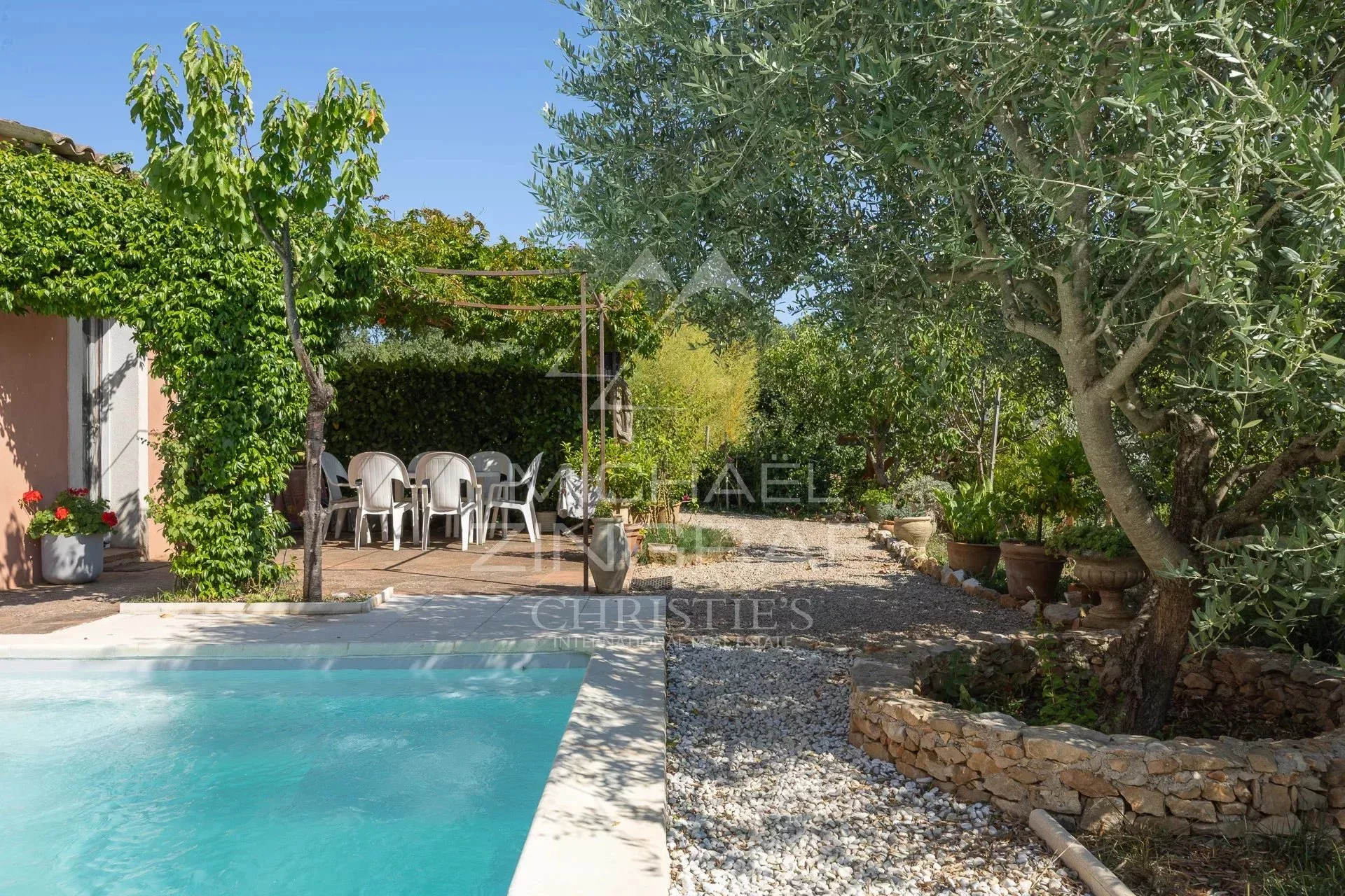 Villa avec piscine , arbres fruiters, oliviers  et vue dégagée - 3