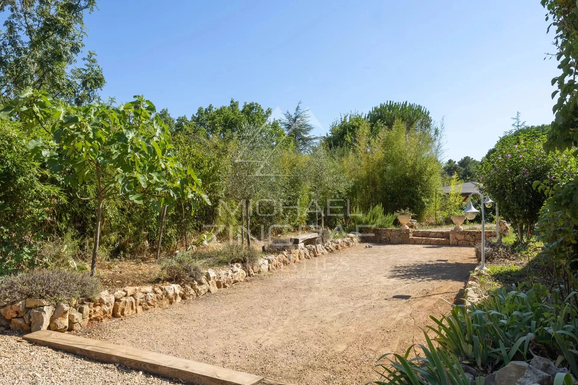 Villa avec piscine , arbres fruiters, oliviers  et vue dégagée - 13