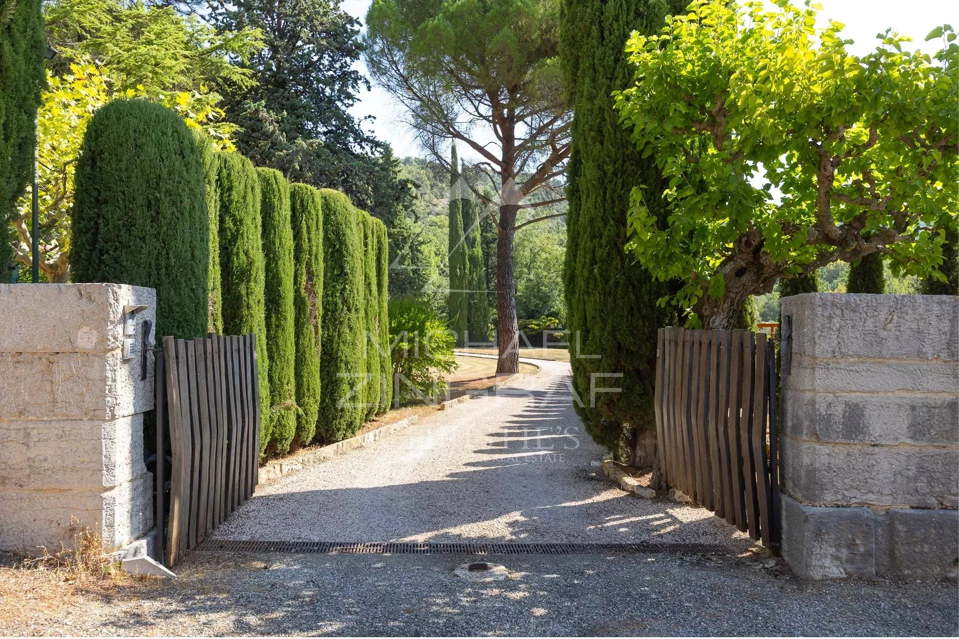 Entre Oliviers et Élégance : un Joyau Provençal - 10