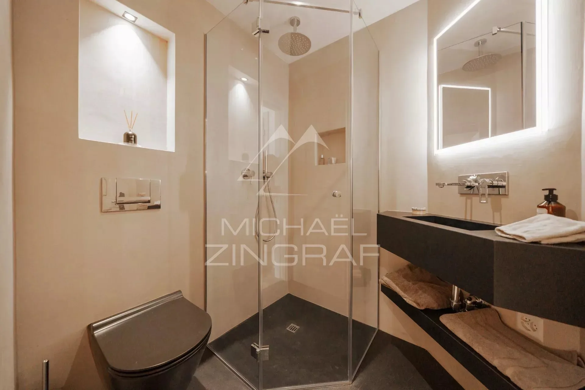 Découvrez ce penthouse exceptionnel idéalement situé en plein cœur de Gstaad. - 14