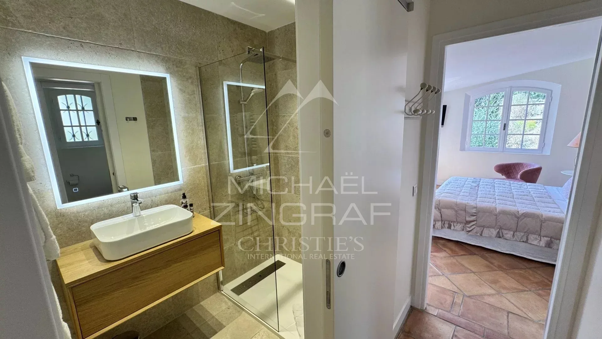 villa de charme avec vue dégagée et quatre suites - 13