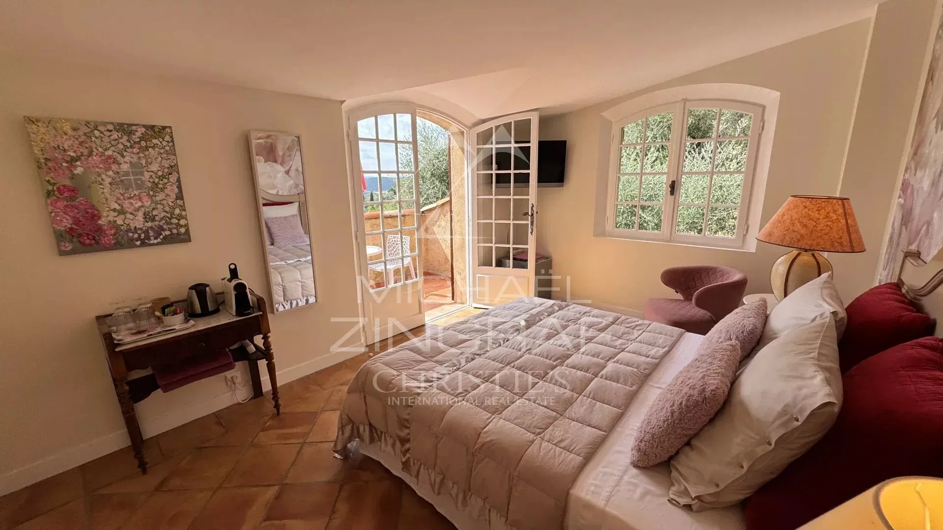 villa de charme avec vue dégagée et quatre suites - 8