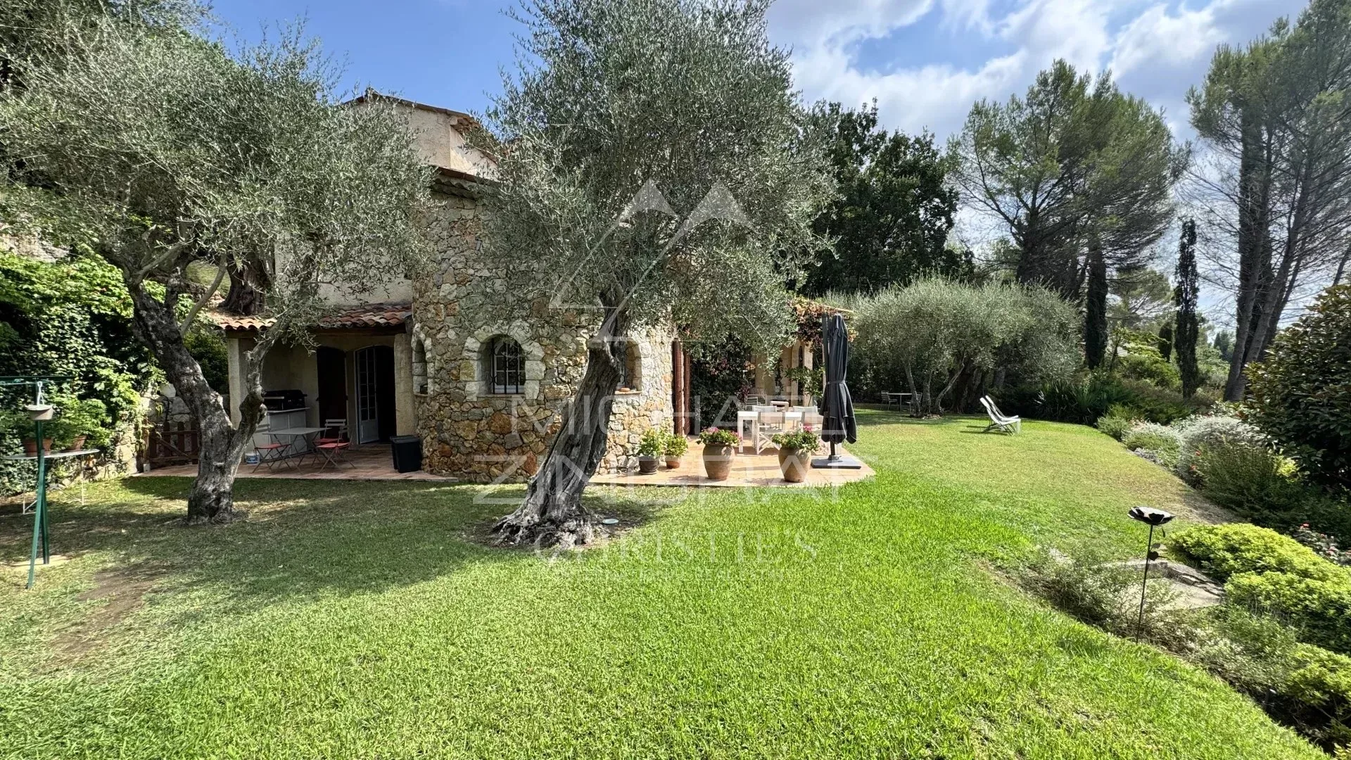 villa de charme avec vue dégagée et quatre suites - 15