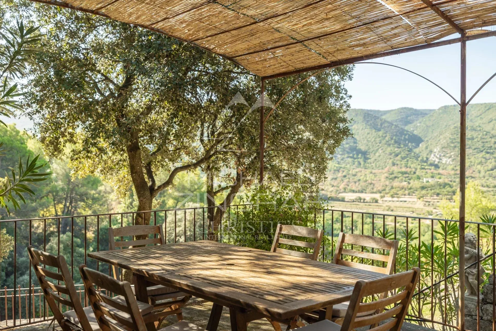 Exclusivité - Propriété unique au cœur du Luberon avec vues exceptionnelles - 2