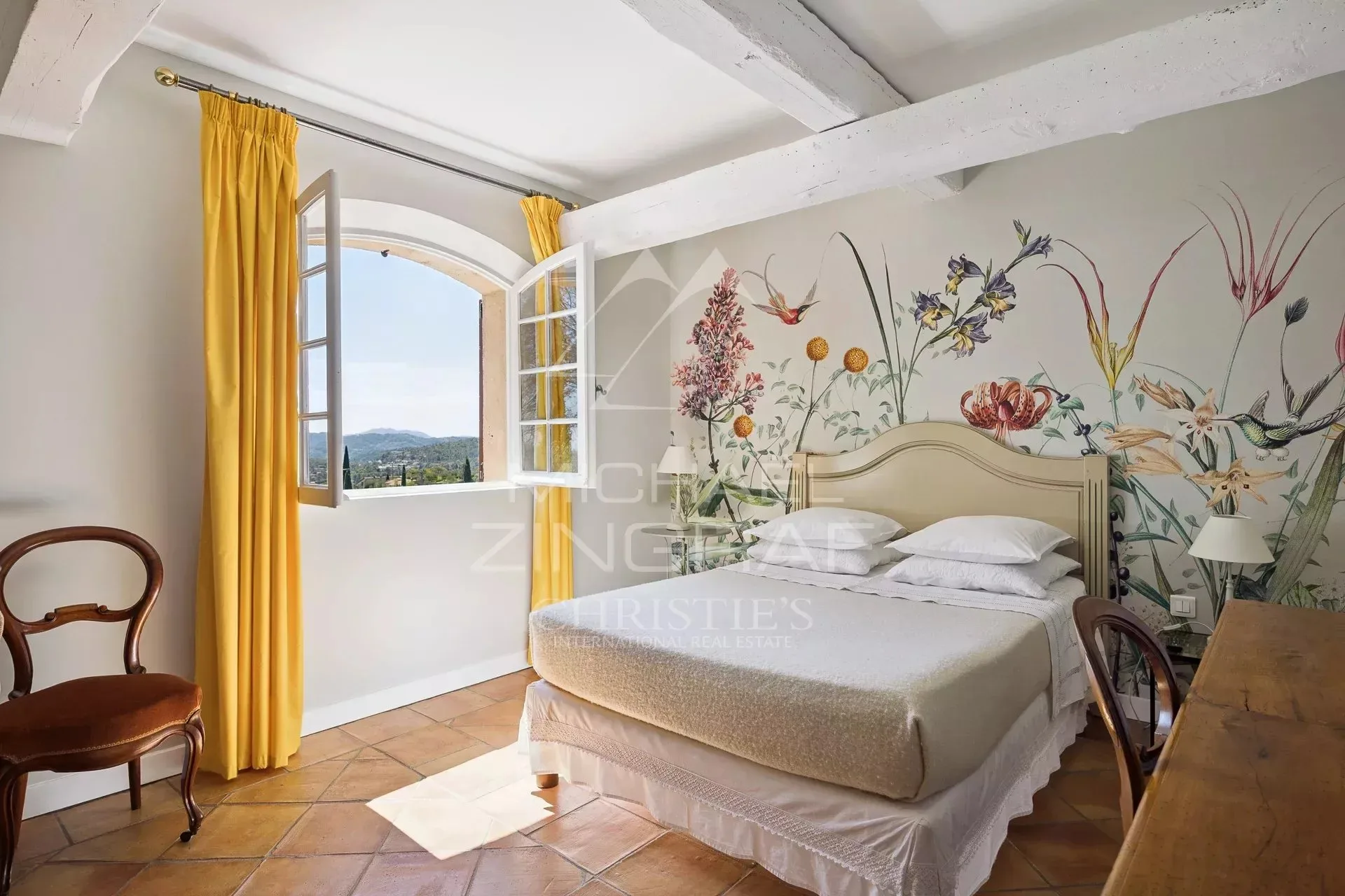 villa de charme avec vue dégagée et quatre suites - 11
