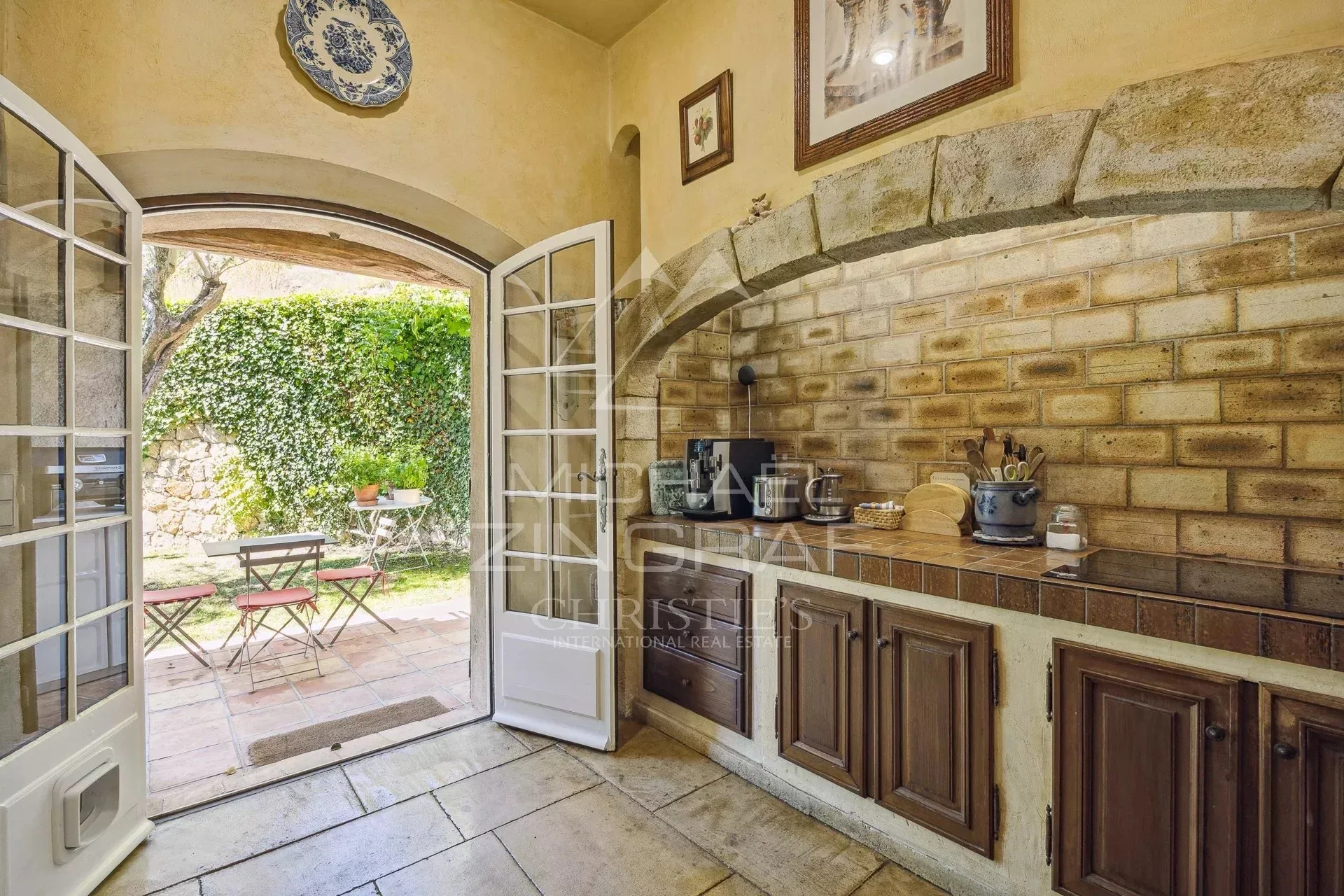 villa de charme avec vue dégagée et quatre suites - 16