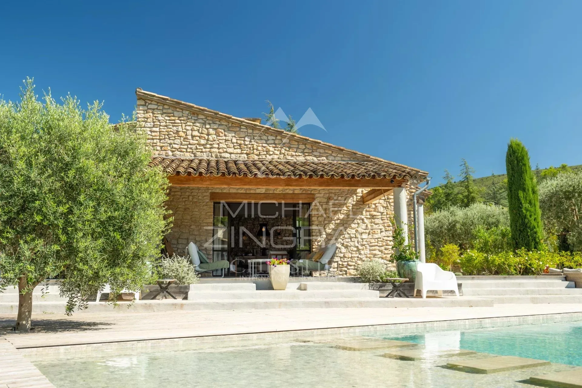 Entre tradition et contemporain, superbe maison en pierre de plain-pied avec piscine et vue sur le Luberon. Vendue entièrement meublée. - 3
