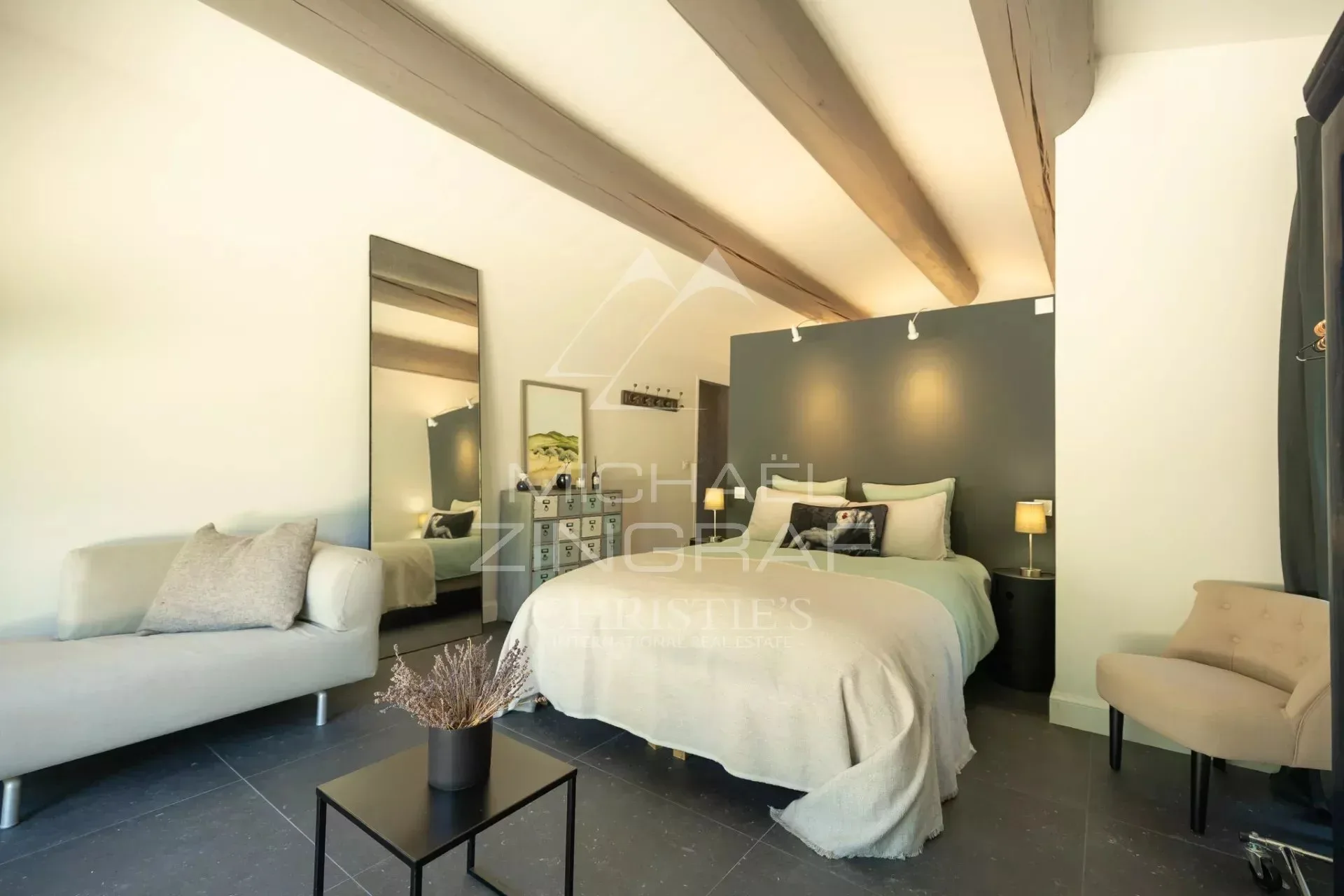 Entre tradition et contemporain, superbe maison en pierre de plain-pied avec piscine et vue sur le Luberon. Vendue entièrement meublée. - 11