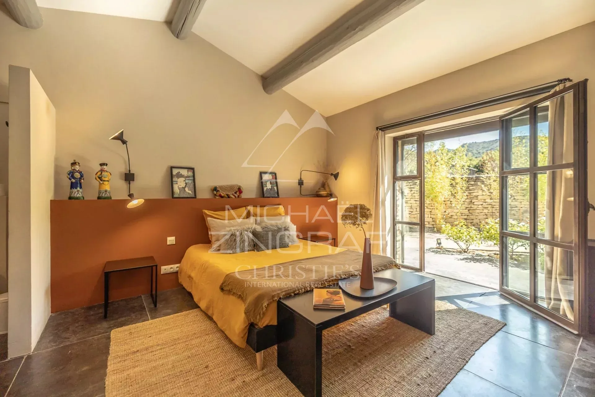 Entre tradition et contemporain, superbe maison en pierre de plain-pied avec piscine et vue sur le Luberon. Vendue entièrement meublée. - 10