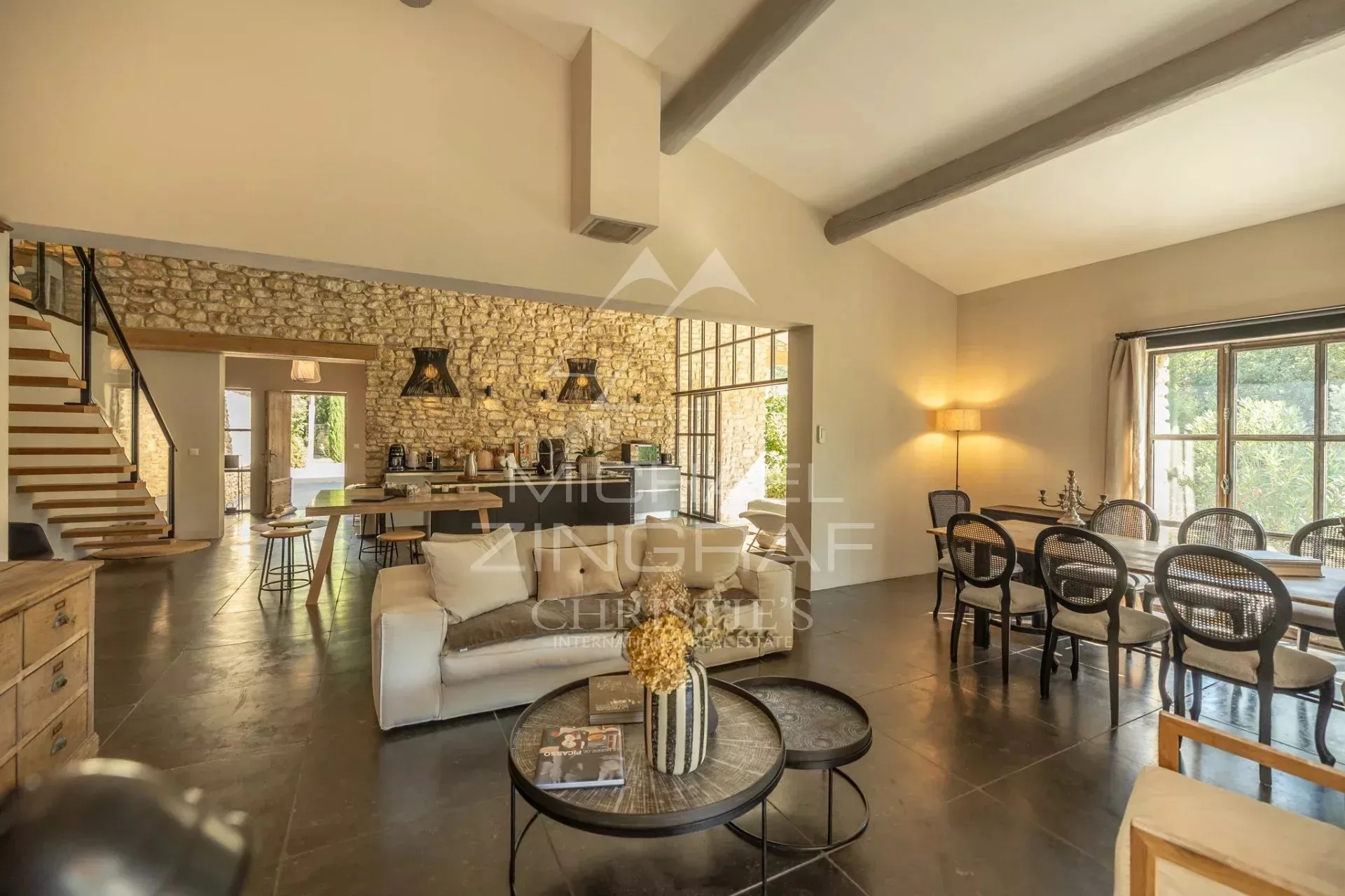 Entre tradition et contemporain, superbe maison en pierre de plain-pied avec piscine et vue sur le Luberon. Vendue entièrement meublée. - 8