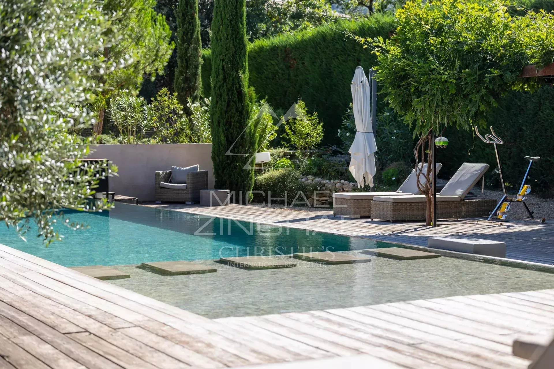 Entre tradition et contemporain, superbe maison en pierre de plain-pied avec piscine et vue sur le Luberon. Vendue entièrement meublée. - 12