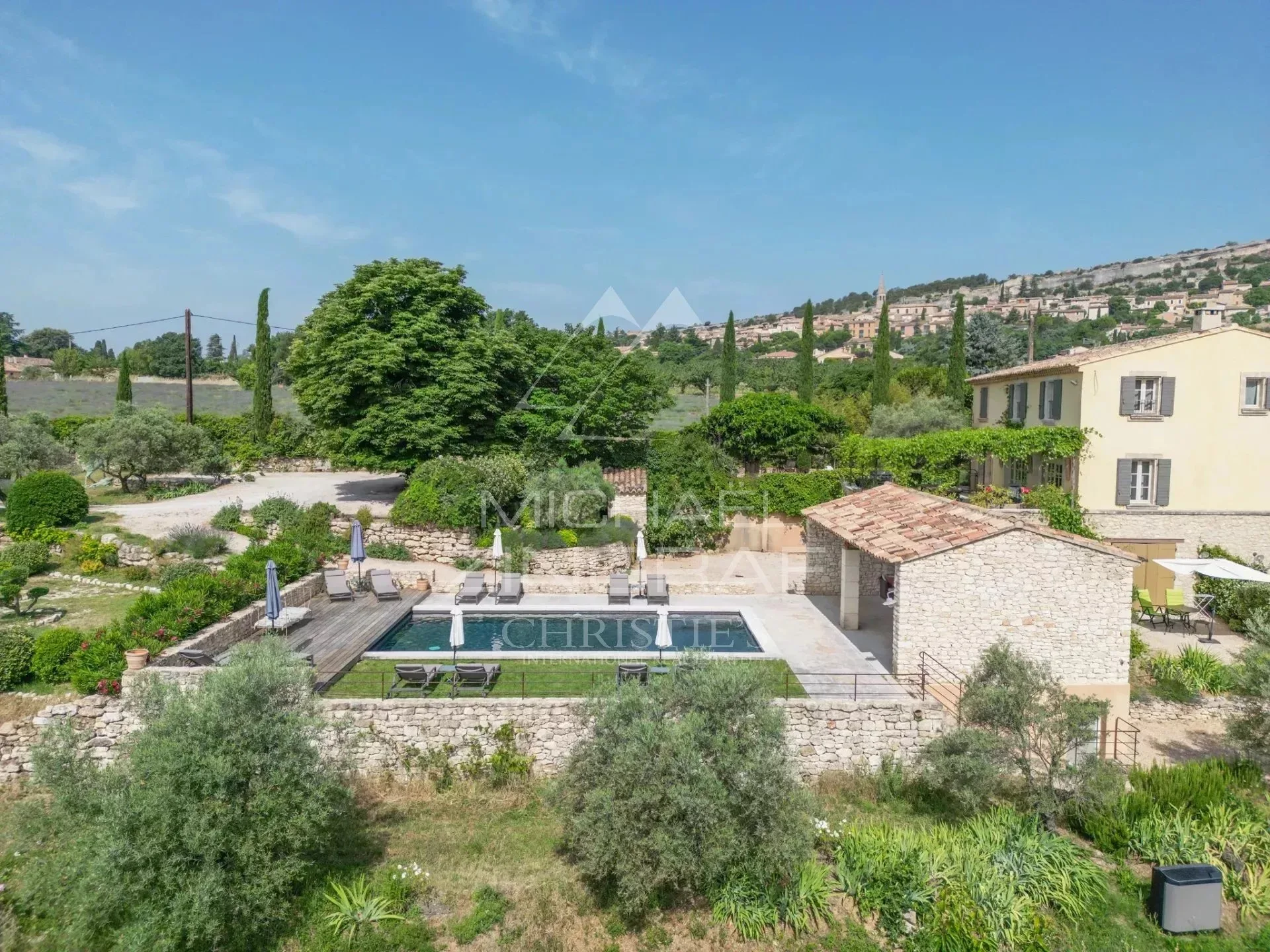 Saint-Saturnin d'Apt – Propriété de charme avec vues panoramiques, chambres d'hôtes et gîtes à 10 mn à pied du village.