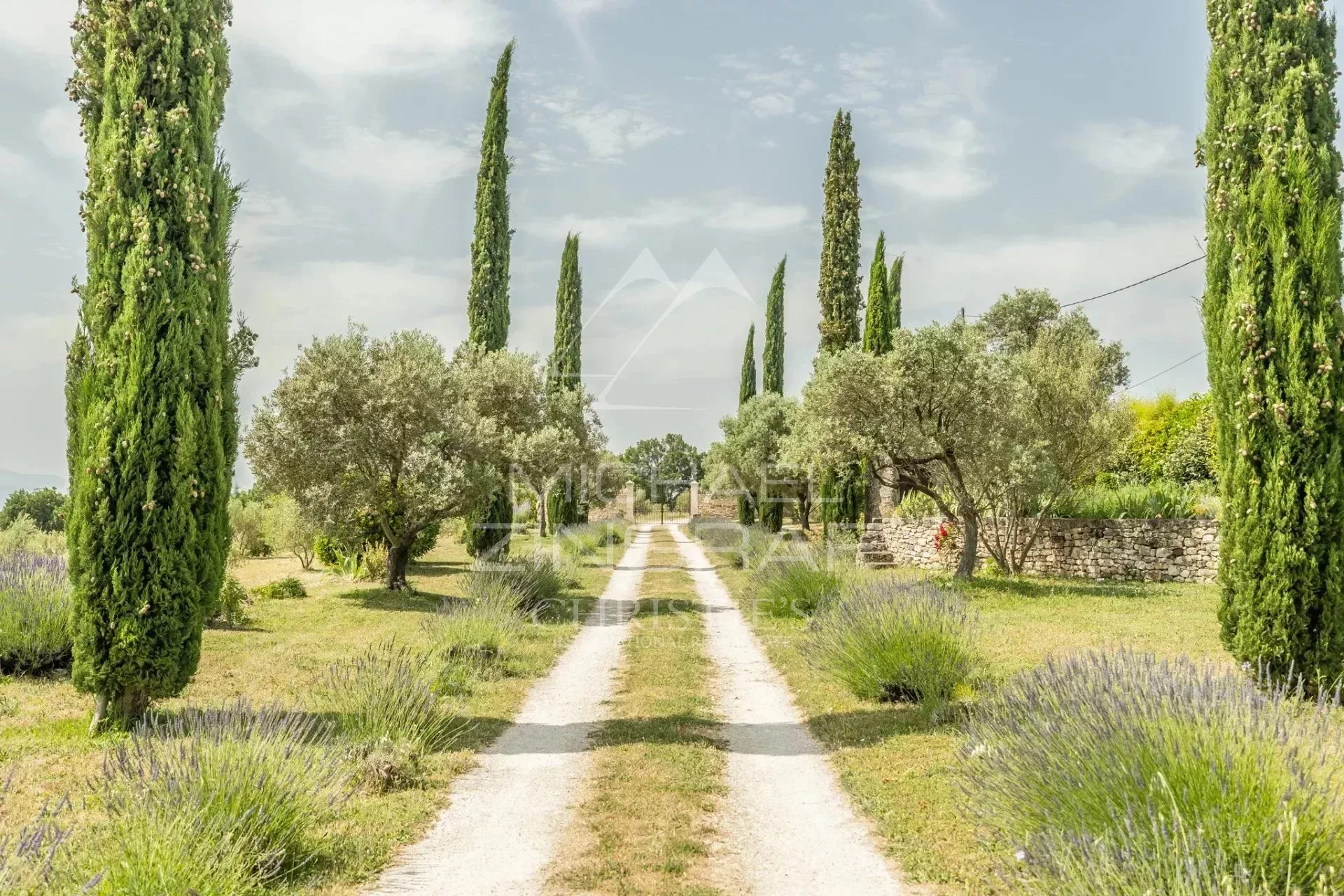 Saint-Saturnin d'Apt – Propriété de charme avec vues panoramiques, chambres d'hôtes et gîtes à 10 mn à pied du village. - 15