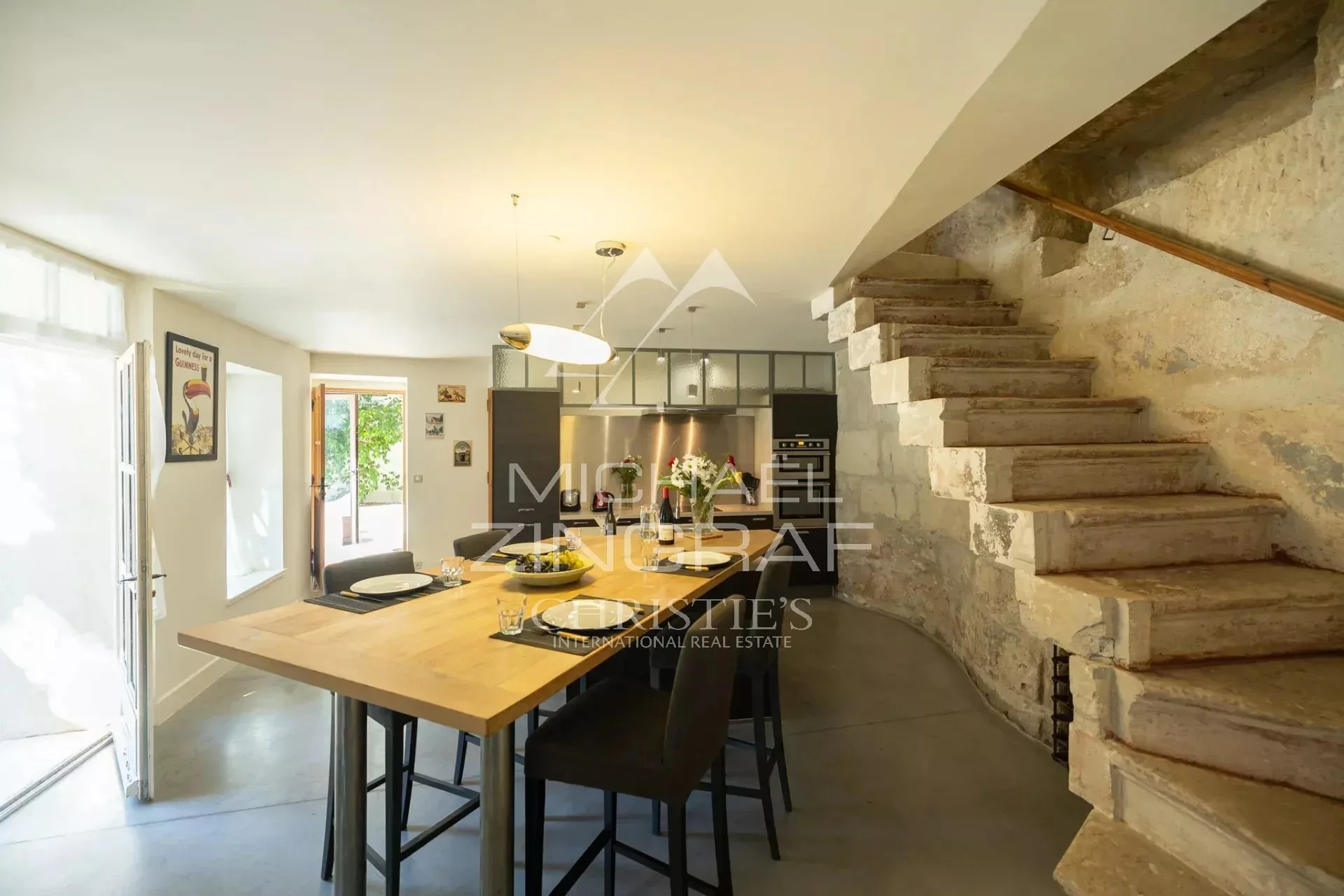L’exception au cœur du village : maison de caractère avec terrasse et piscine - 11