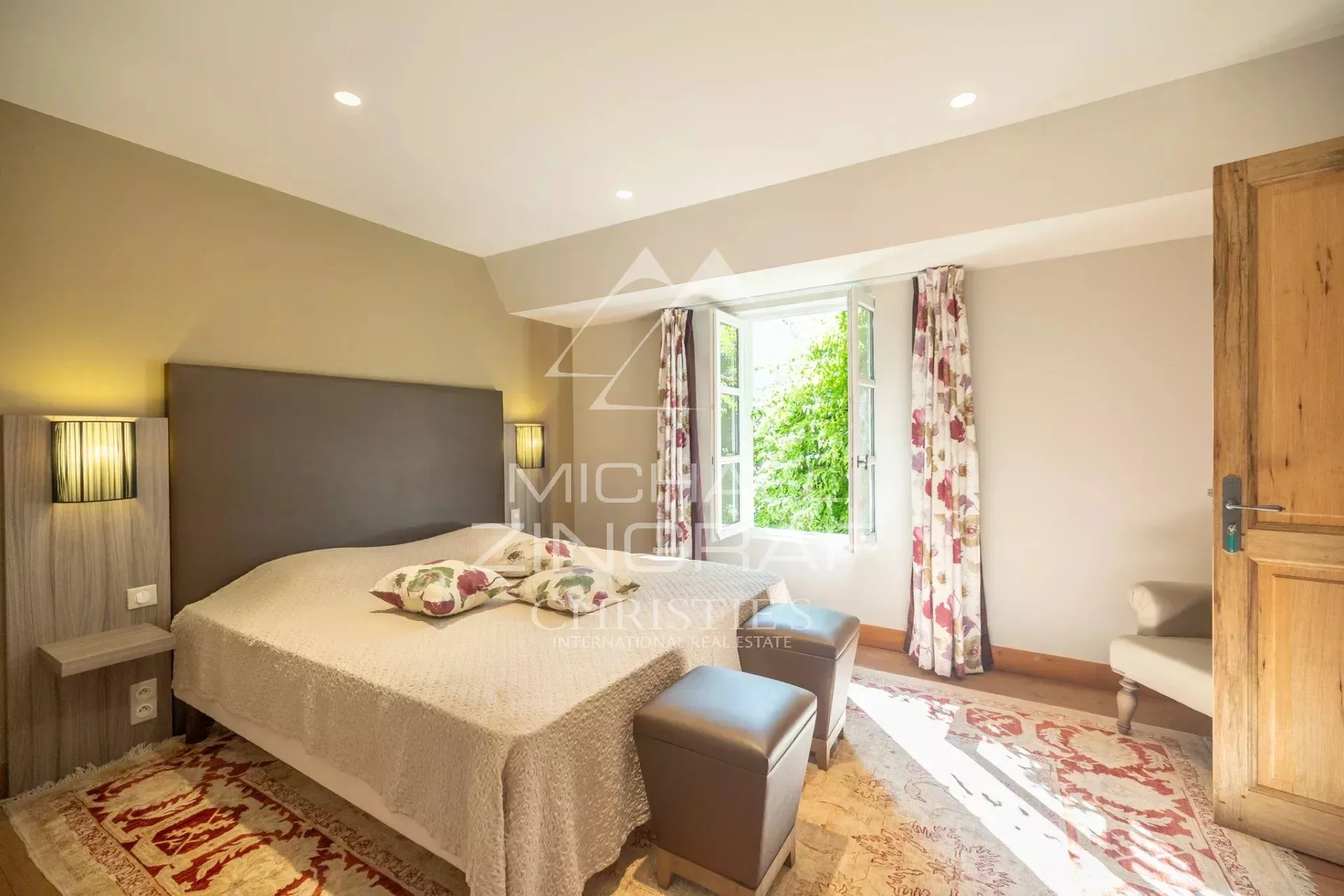L’exception au cœur du village : maison de caractère avec terrasse et piscine - 9