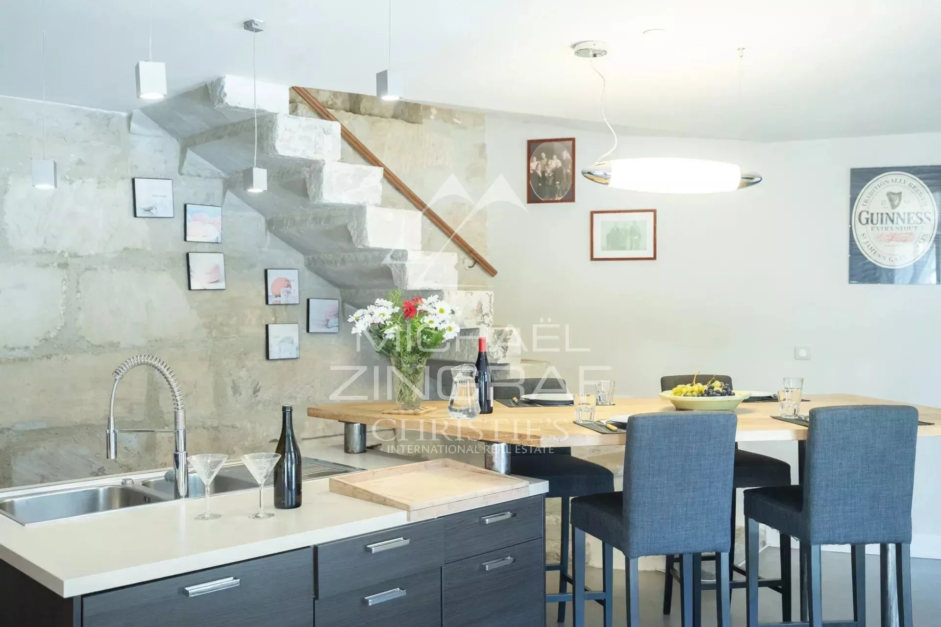 L’exception au cœur du village : maison de caractère avec terrasse et piscine - 10