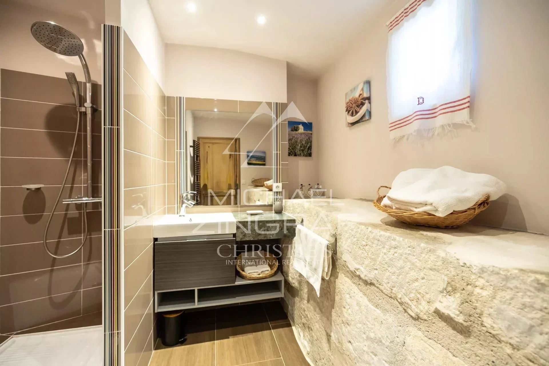 L’exception au cœur du village : maison de caractère avec terrasse et piscine - 13