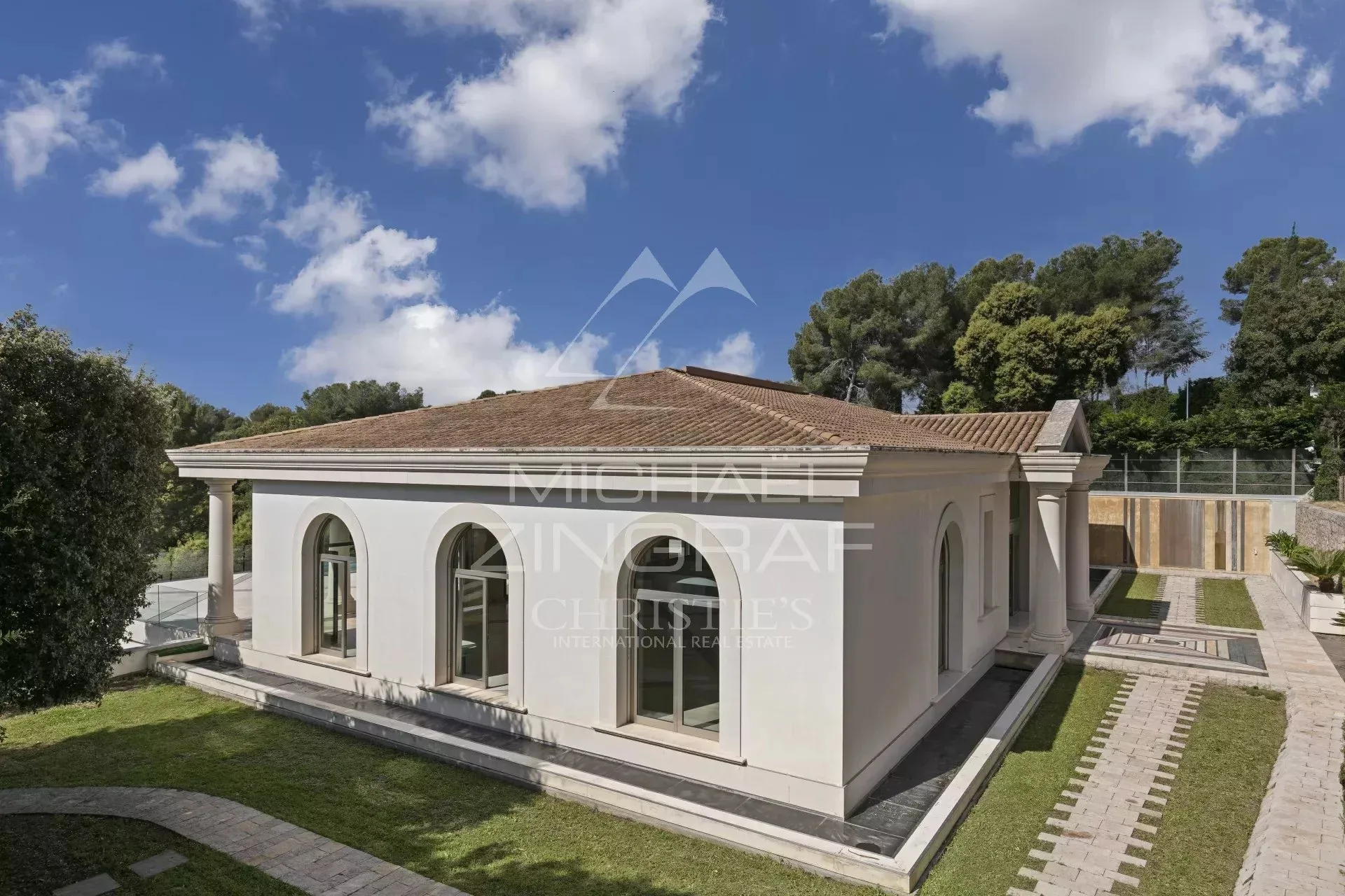 Biot : Propriété unique de plus de 1 300m² avec vue mer - 6