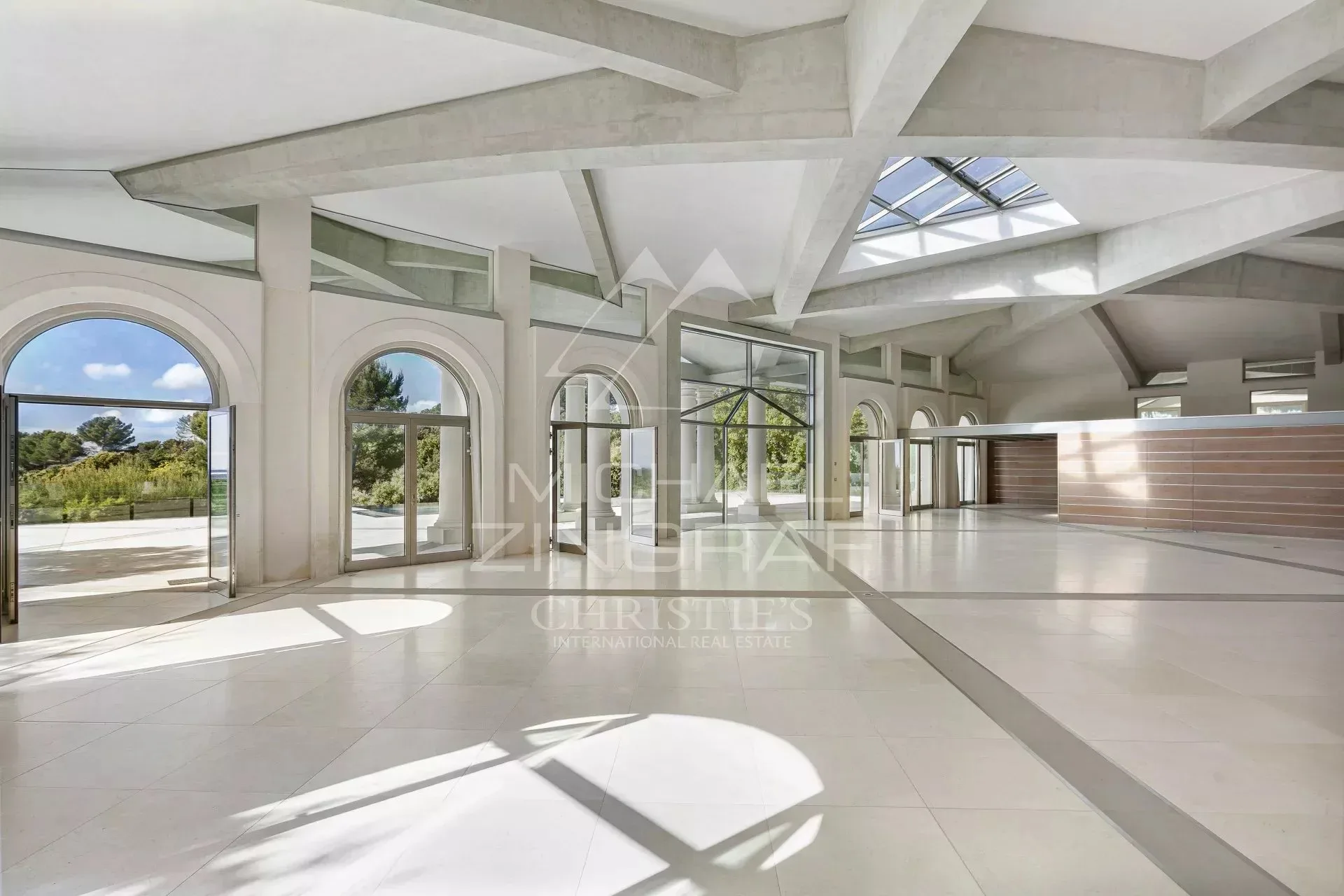 Biot : Propriété unique de plus de 1 300m² avec vue mer - 8