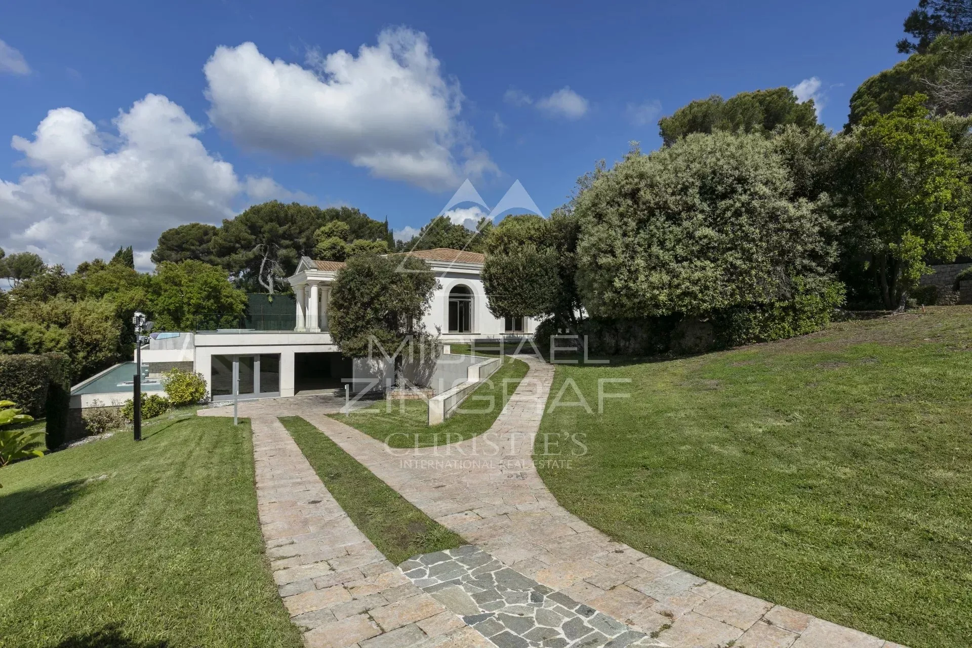 Biot : Propriété unique de plus de 1 300m² avec vue mer - 19
