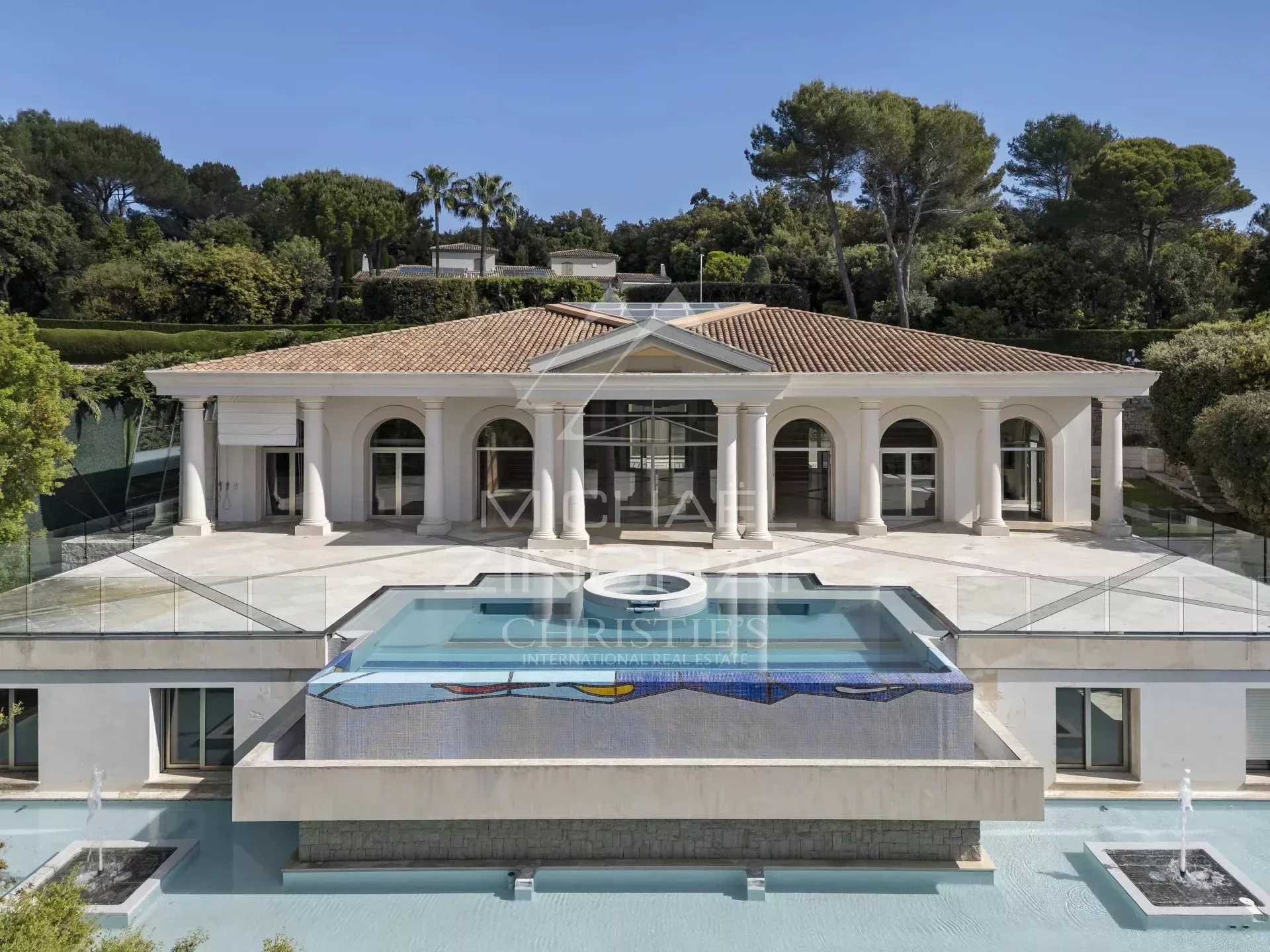 Biot : Propriété unique de plus de 1 300m² avec vue mer - 2