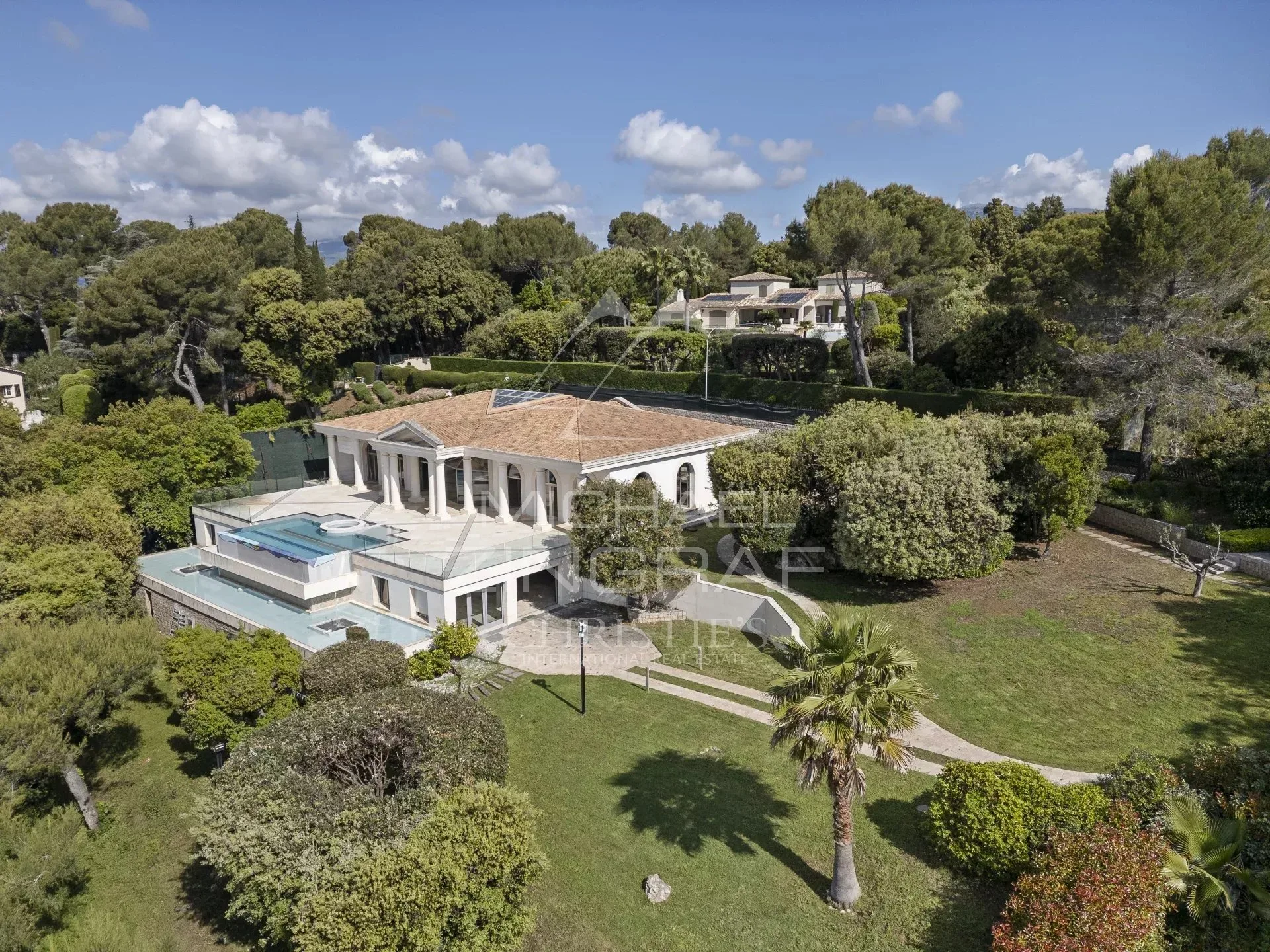 Biot : Propriété unique de plus de 1 300m² avec vue mer - 4