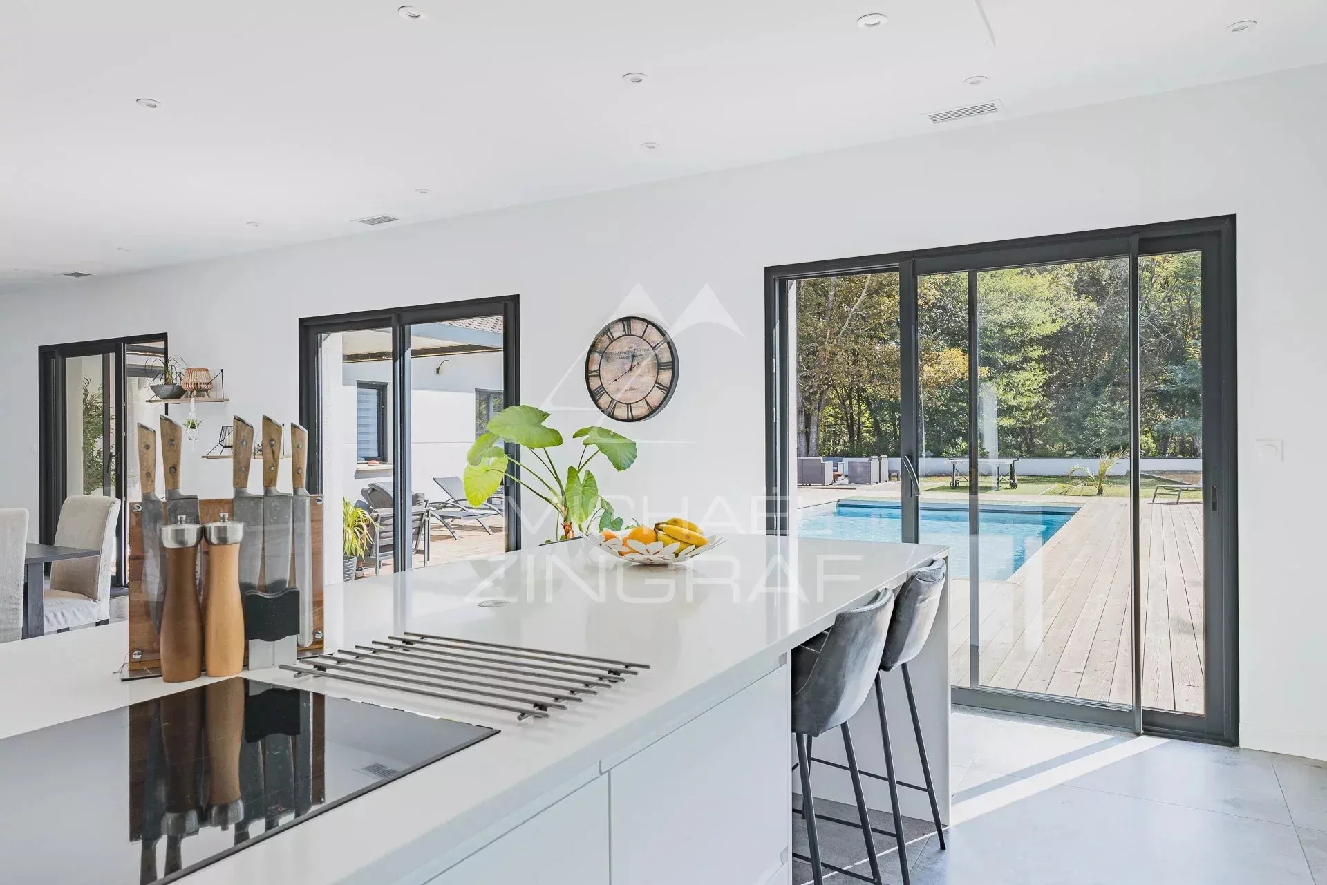 Villa et maison d’amis sur 2 300 m² de terrain - 11