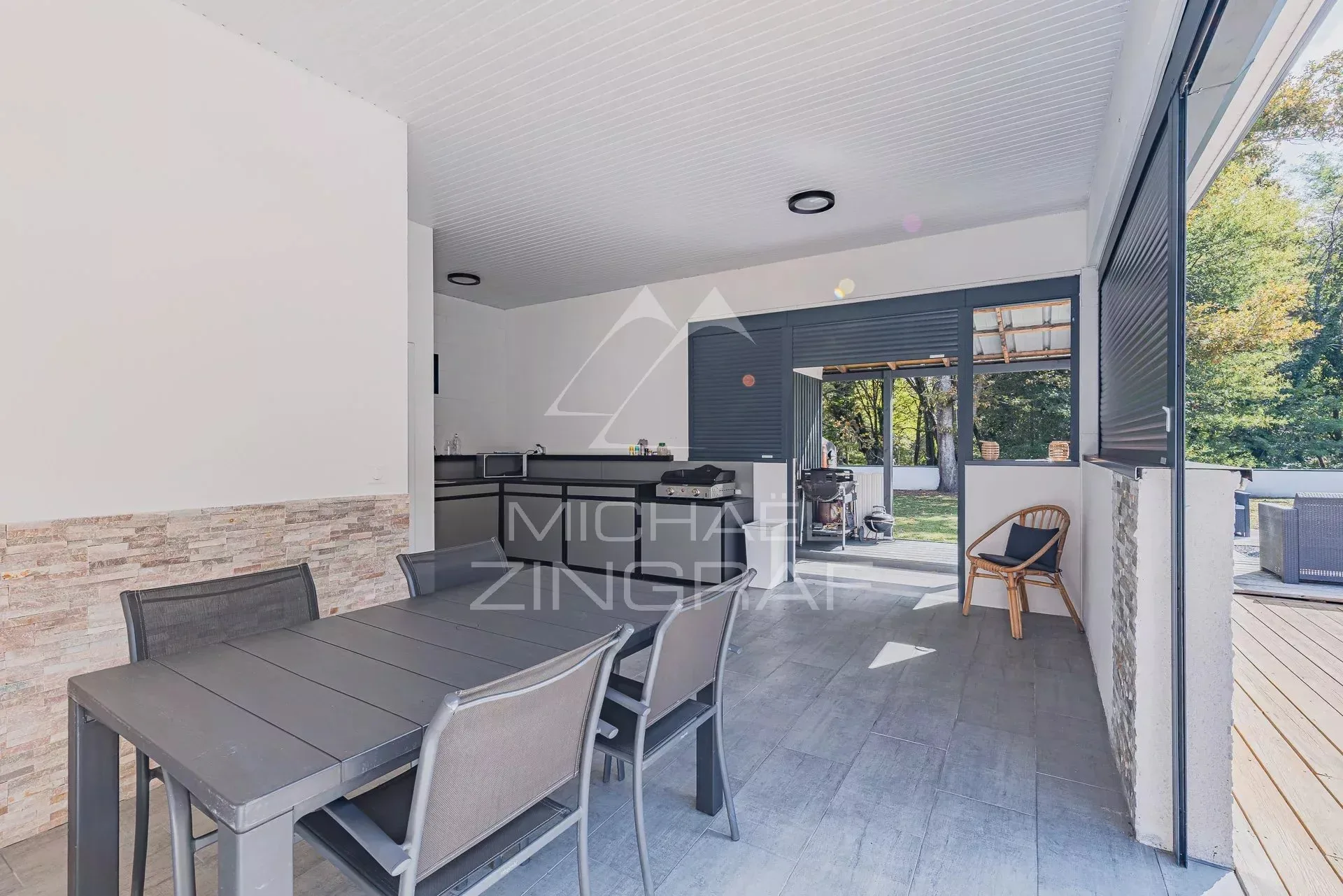 Villa et maison d’amis sur 2 300 m² de terrain - 14