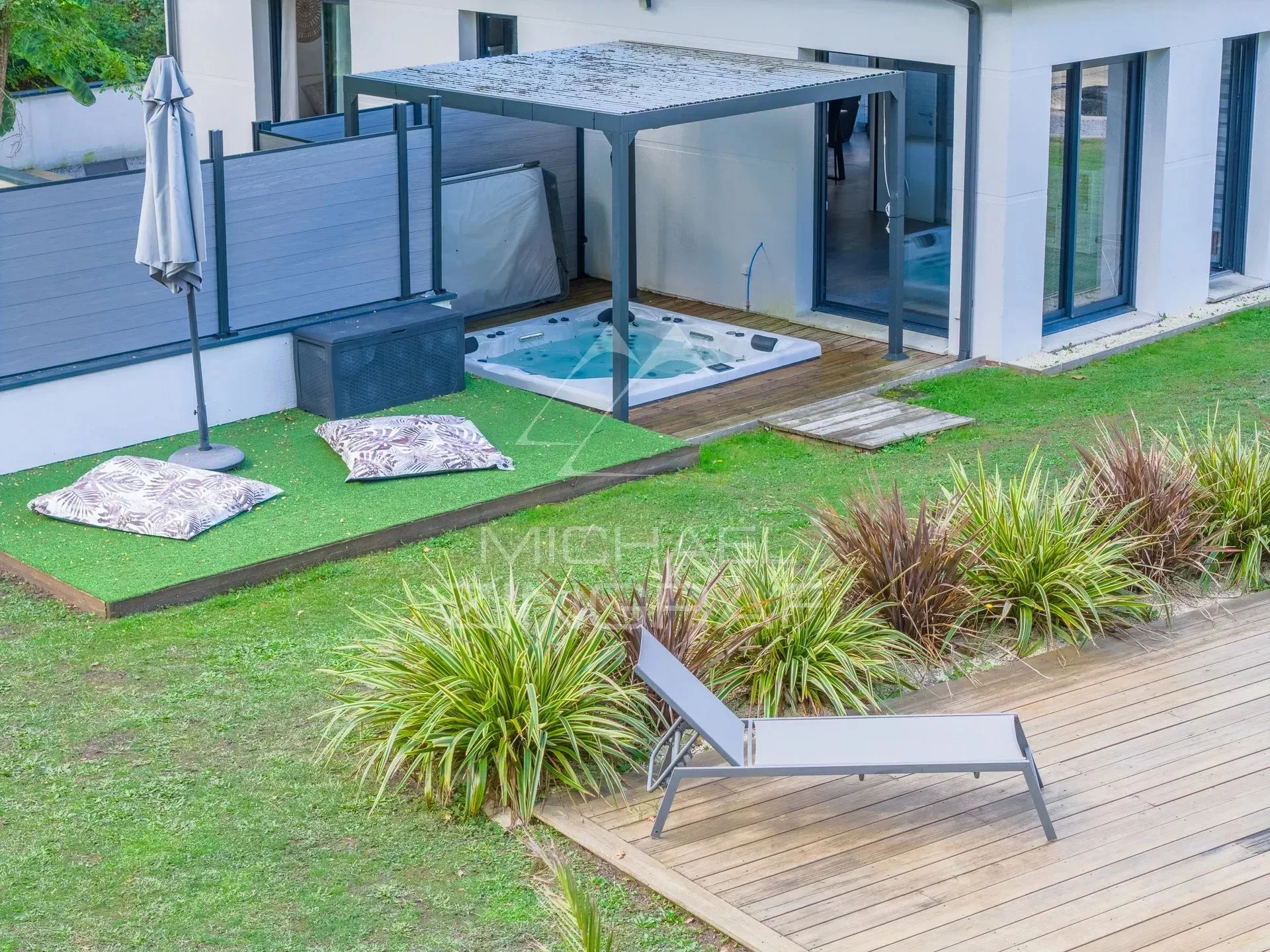 Villa et maison d’amis sur 2 300 m² de terrain - 17