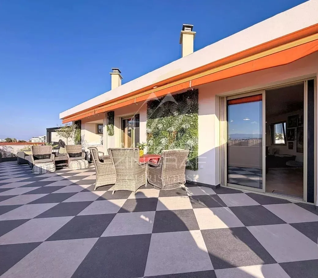 Juan-les-Pins – Dernier étage d’exception, volumes, soleil et vue mer - 26