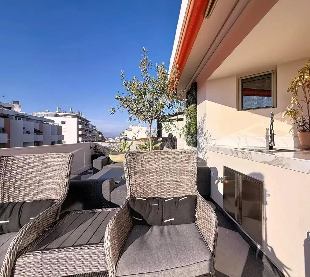 Juan-les-Pins – Dernier étage d’exception, volumes, soleil et vue mer - 22