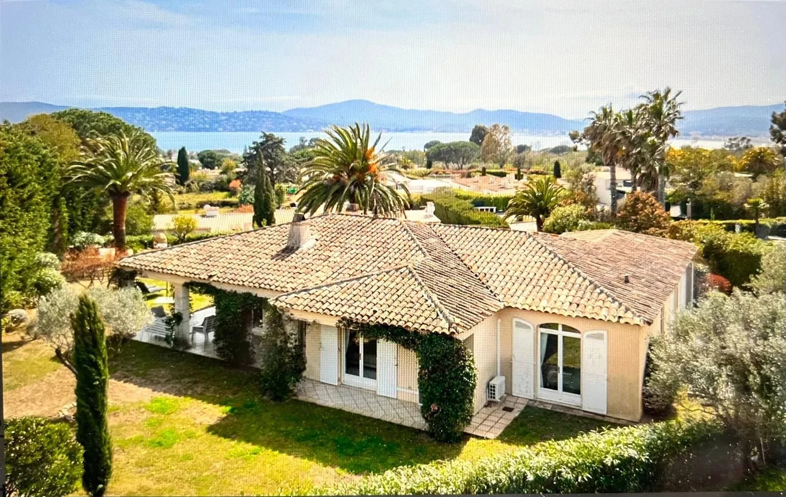 Villa provençale dans un domaine sécurisée vue mer