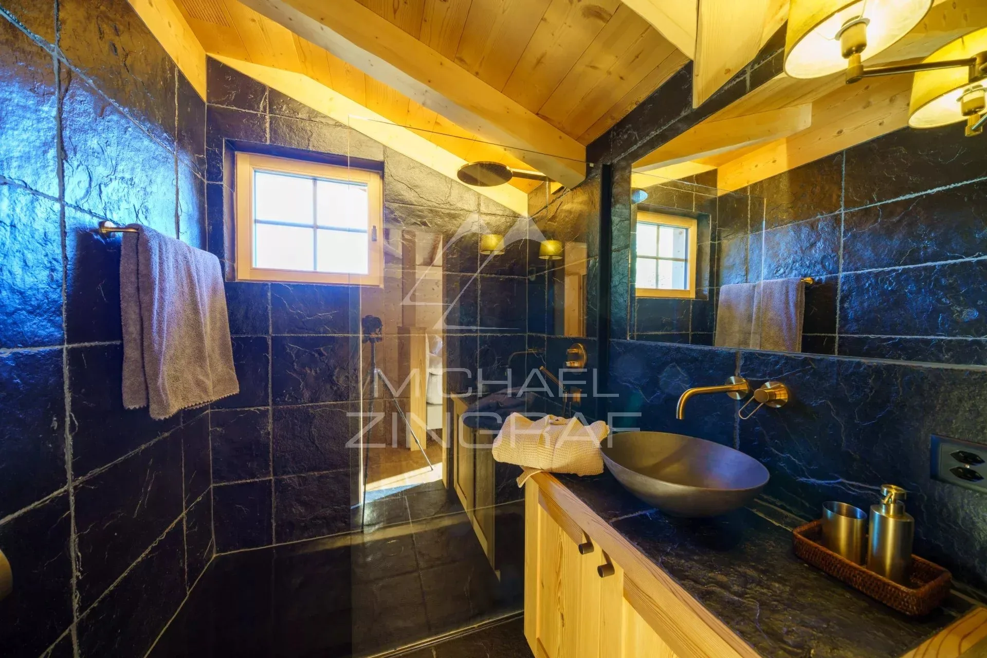 Ravissant chalet à Rougemont près de Gstaad : l'authenticité alpine à la rencontre de l'élégance contemporaine - 5
