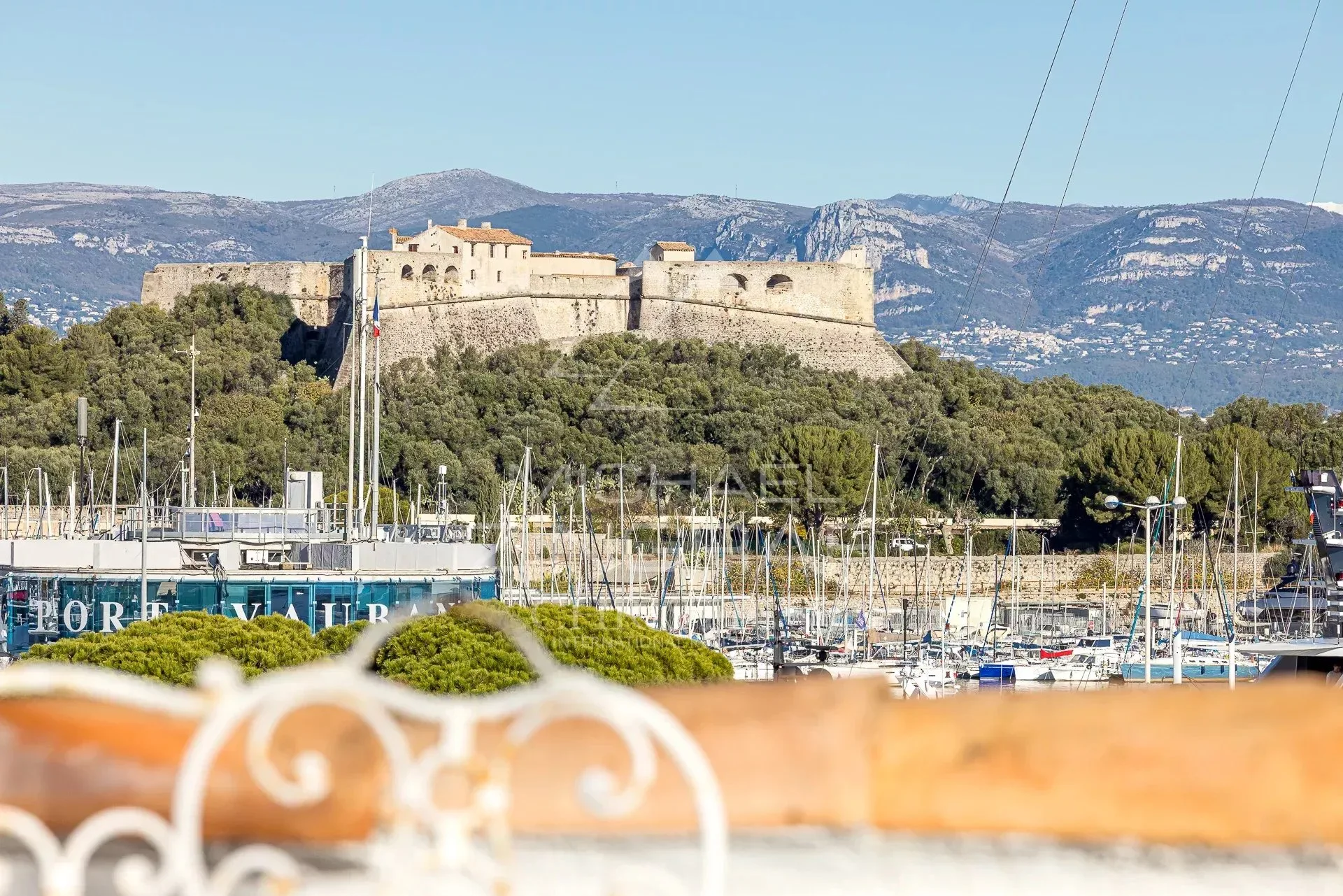 Appartement d’exception – Vieille Ville d’Antibes – Dernier étage – Terrasses – Vue panoramique - 3