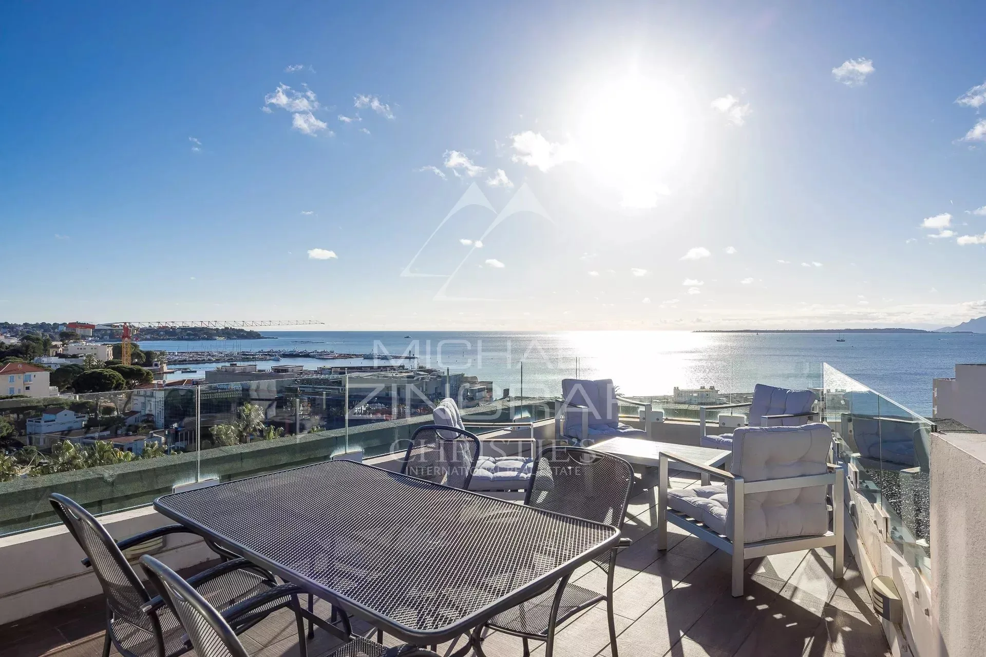 Exceptionnel – Dernier étage avec toit-terrasse, hypercentre Juan-les-Pins - 2