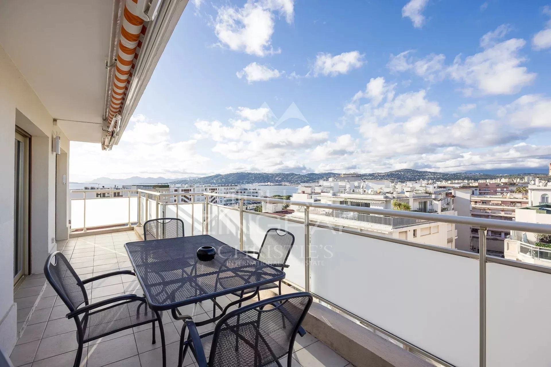 Exceptionnel – Dernier étage avec toit-terrasse, hypercentre Juan-les-Pins - 14