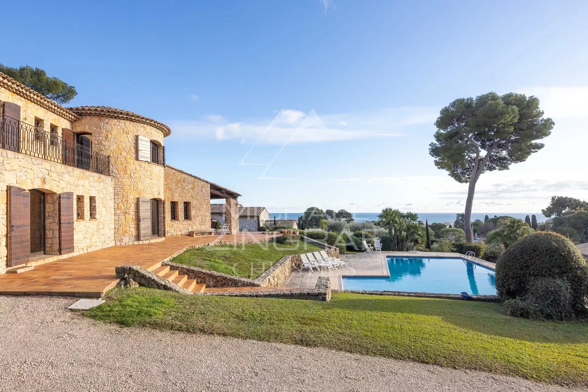 Villa provençale en pierre avec vue mer, piscine et jardin paysager - 9