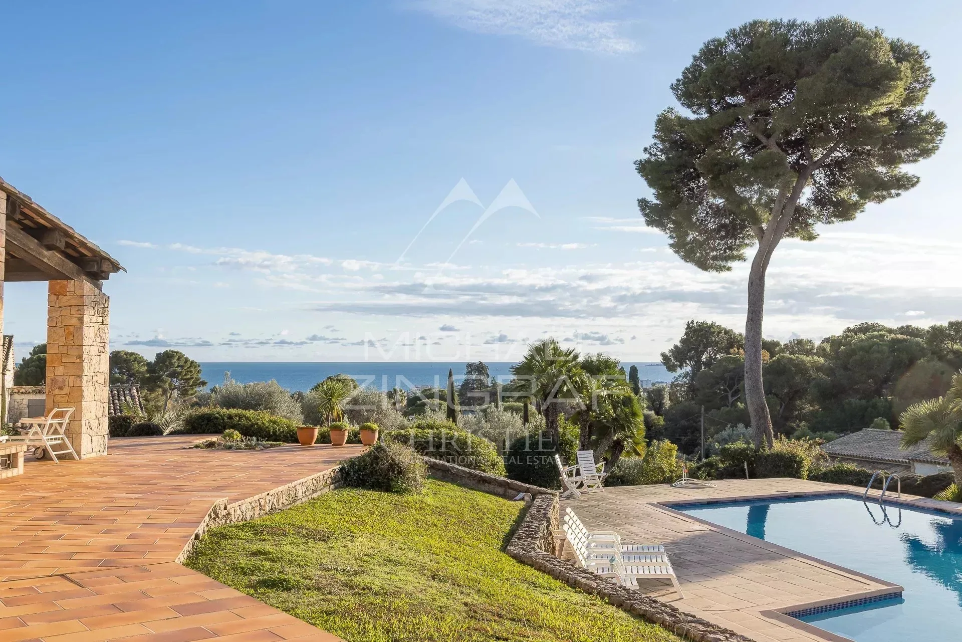 Villa provençale en pierre avec vue mer, piscine et jardin paysager - 3