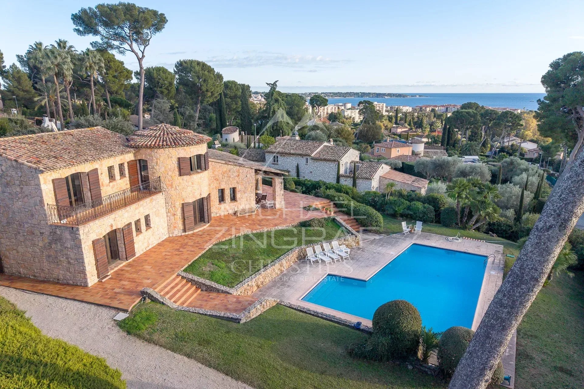 Villa provençale en pierre avec vue mer, piscine et jardin paysager - 11