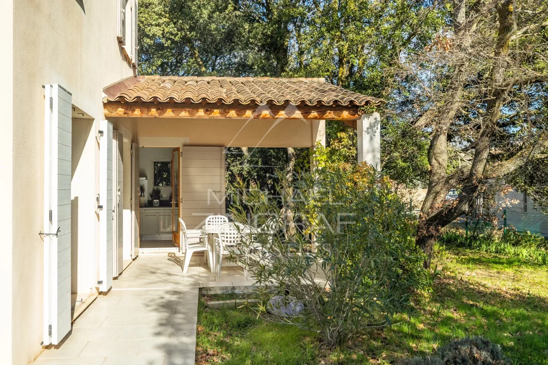 Cabrières-d'Avignon - Belle maison avec terrain boisé et piscine proche du village - 2