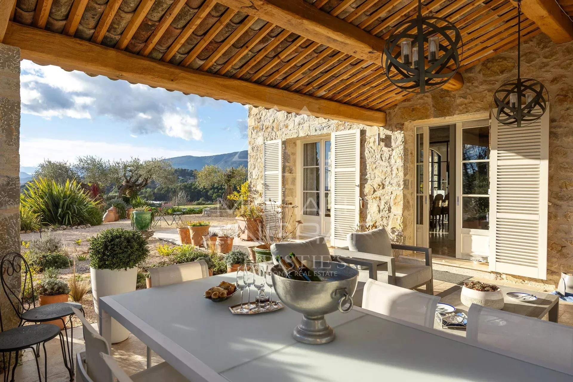 Bastide de charme baignée de lumière, à pied du village - 11