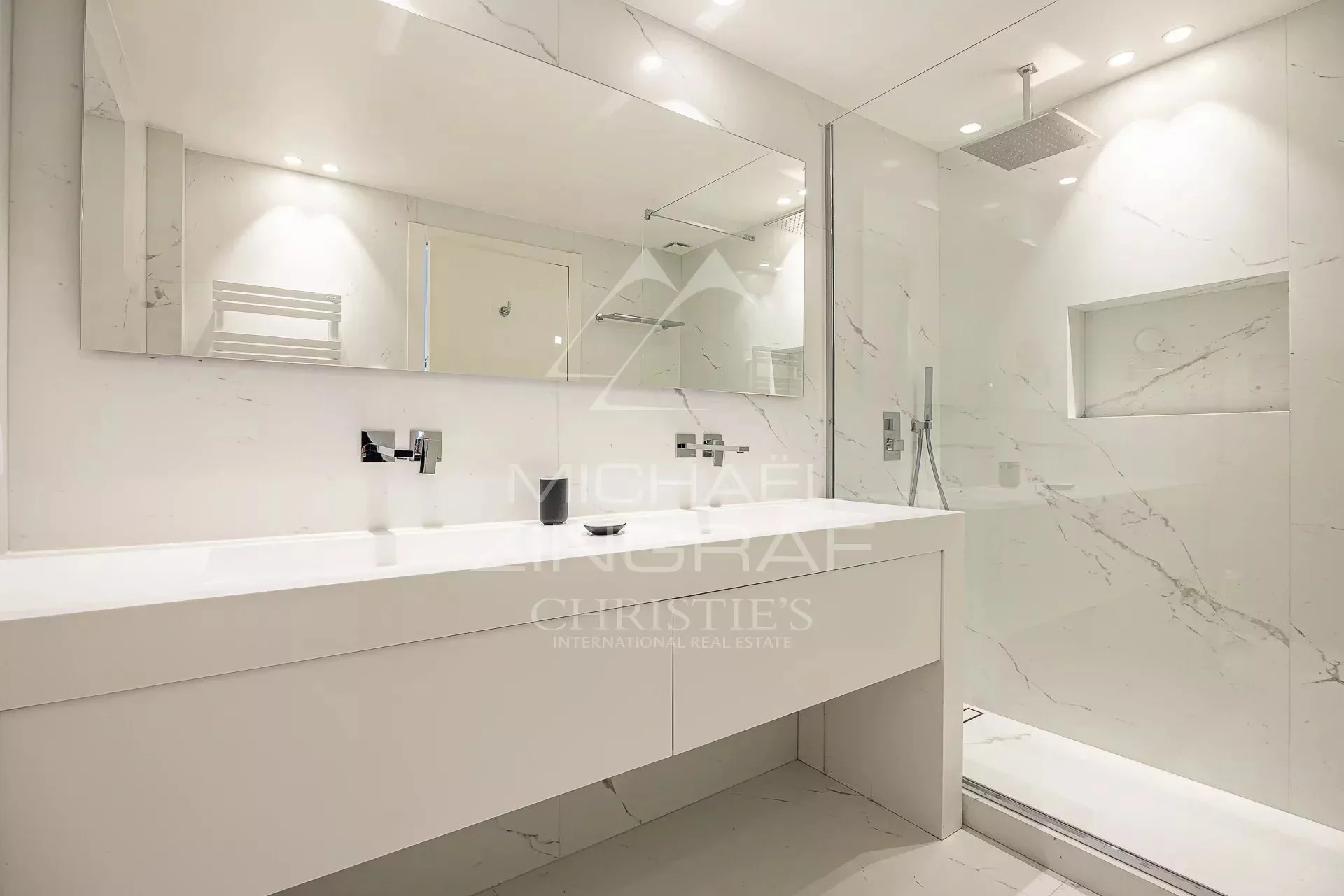 OFF MARKET - CANNES LA CROISETTE - LUXUEUX APPARTEMENT 6 PIECES - 17
