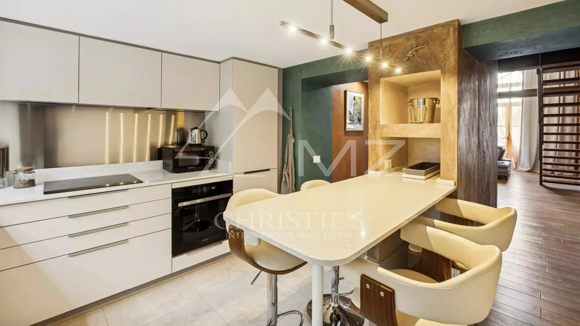 Dans le quartier du Petit Juas, loft alliant charme historique et confort - 4