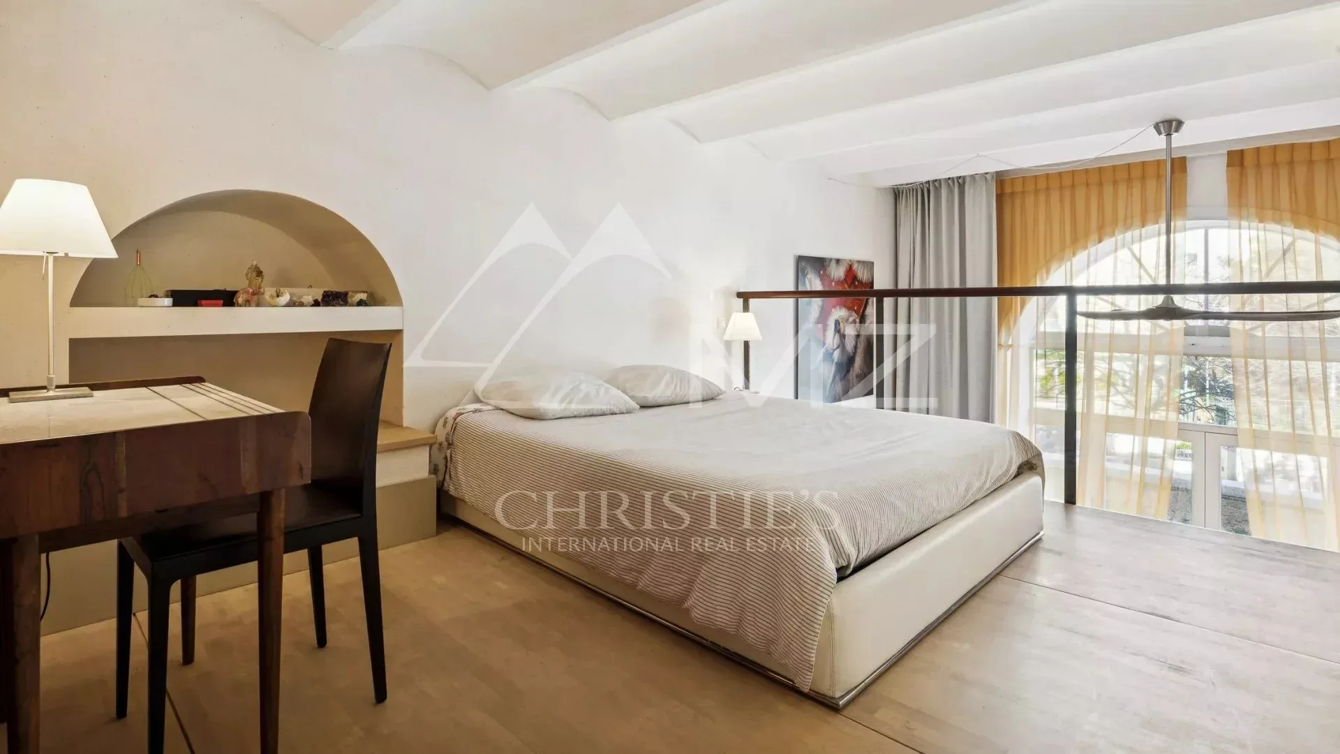 Dans le quartier du Petit Juas, loft alliant charme historique et confort - 3