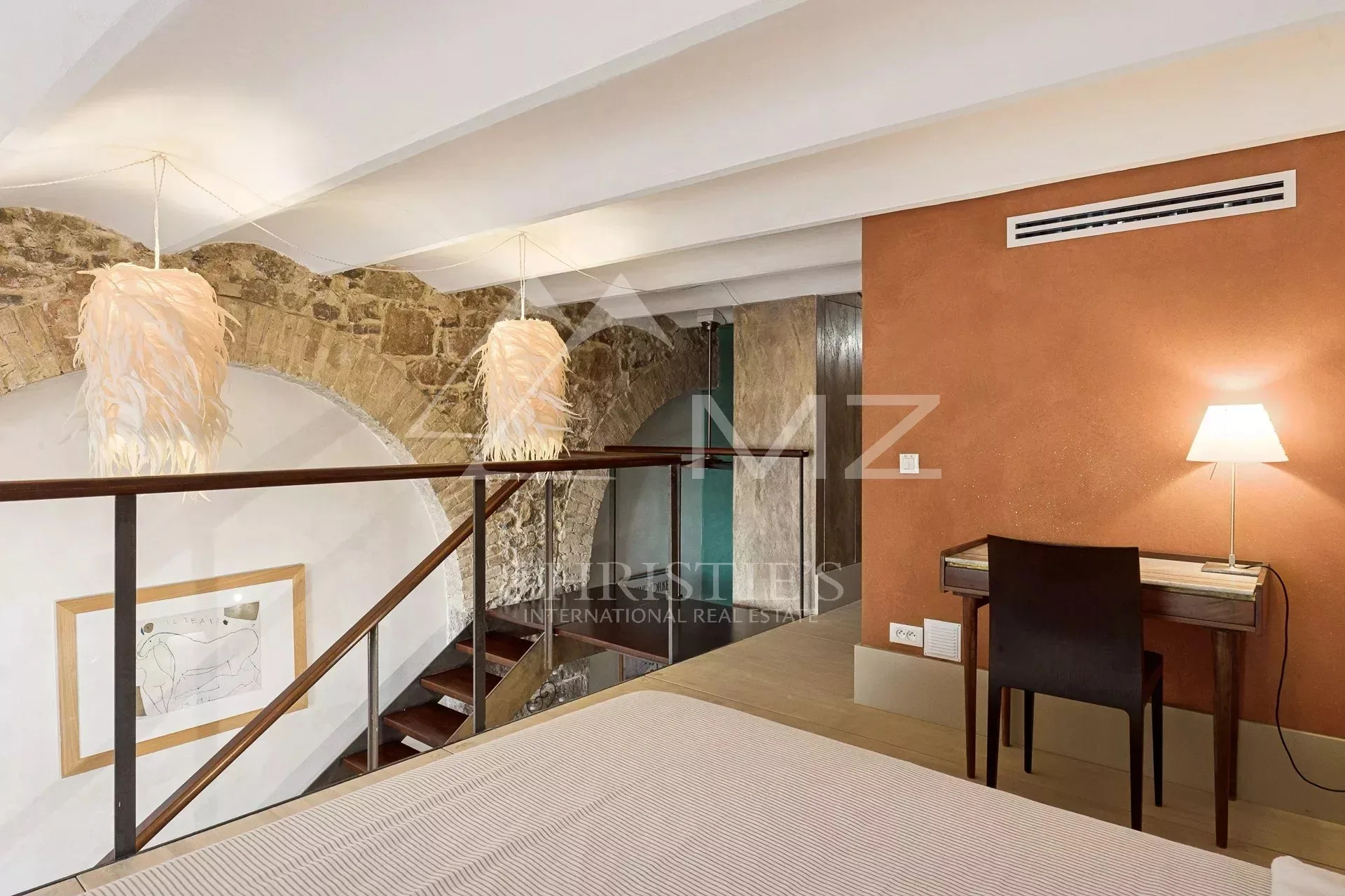 Dans le quartier du Petit Juas, loft alliant charme historique et confort - 7