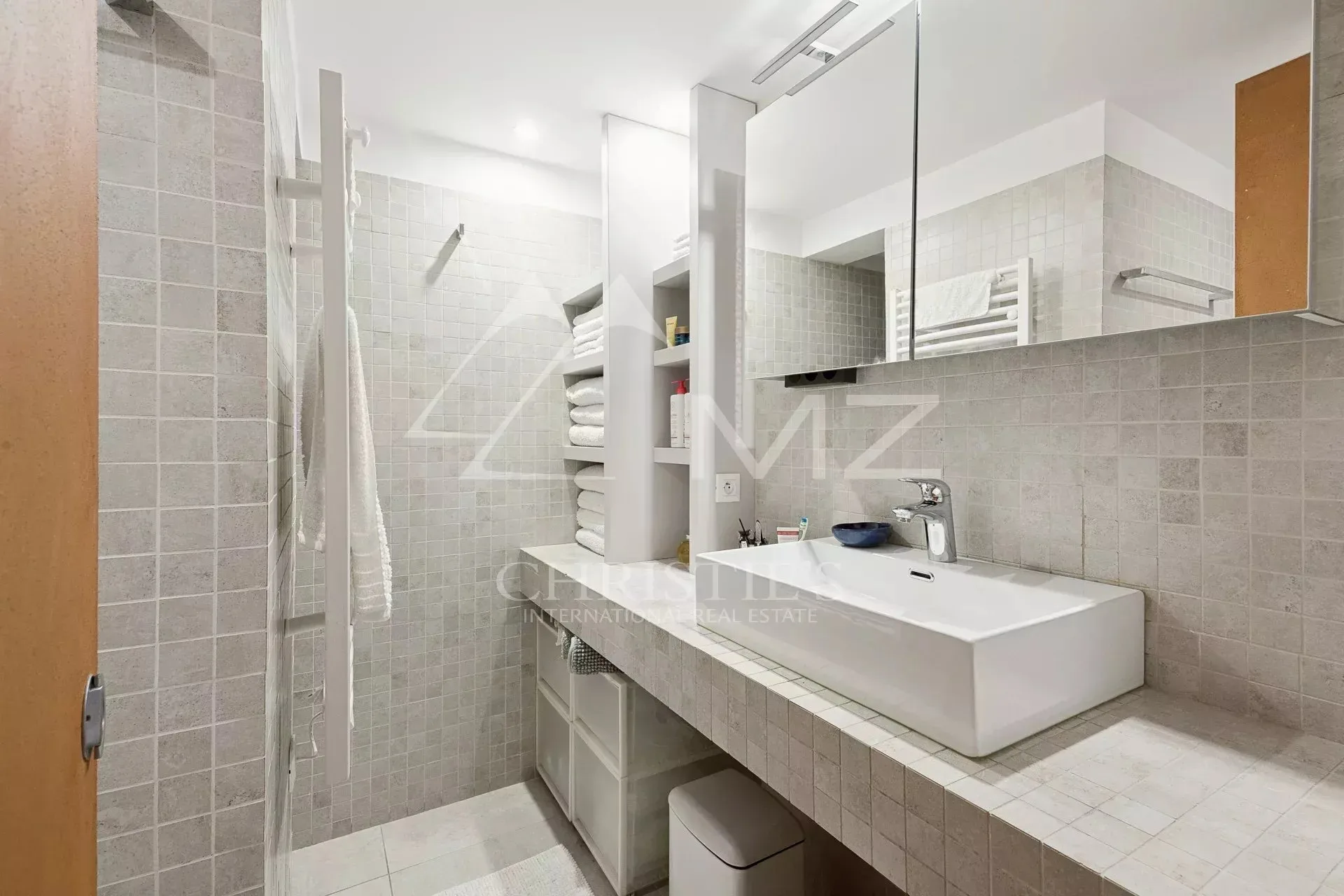 Dans le quartier du Petit Juas, loft alliant charme historique et confort - 9