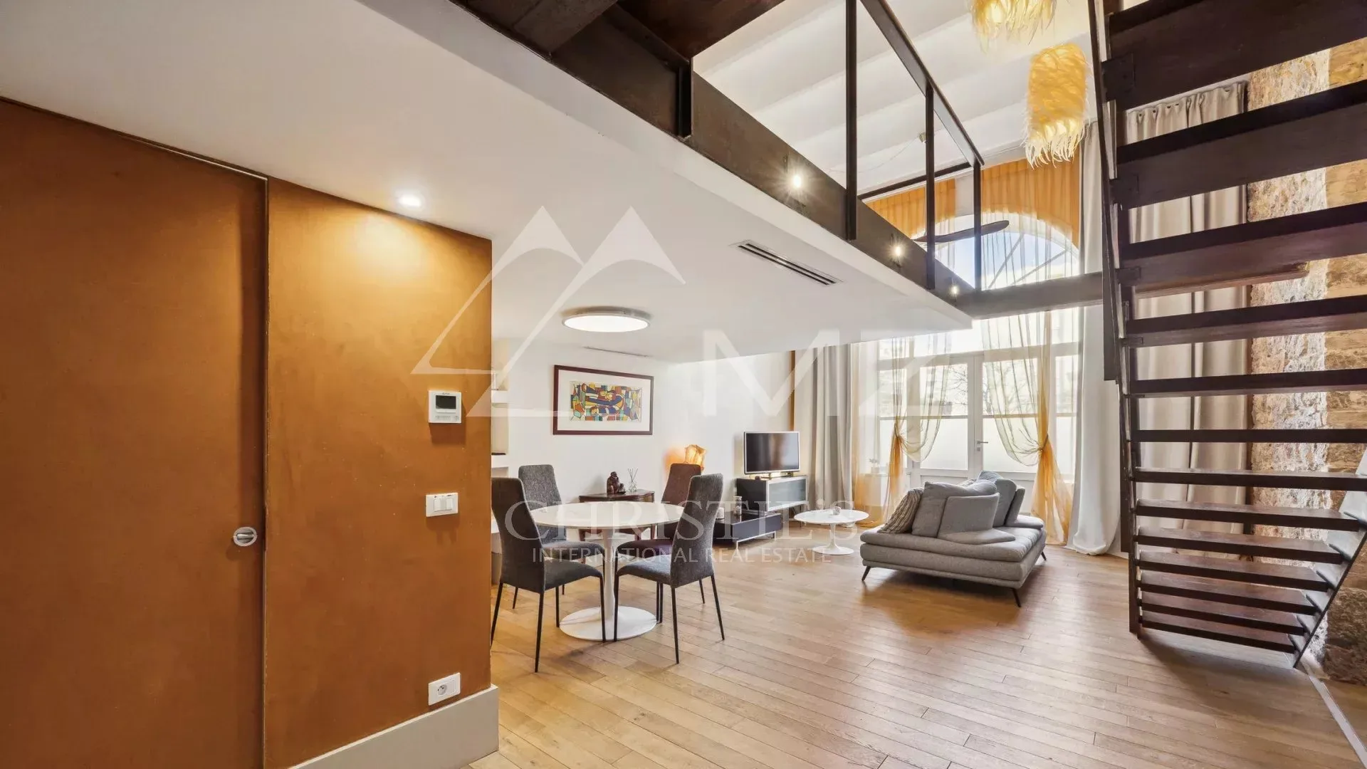 Dans le quartier du Petit Juas, loft alliant charme historique et confort - 10