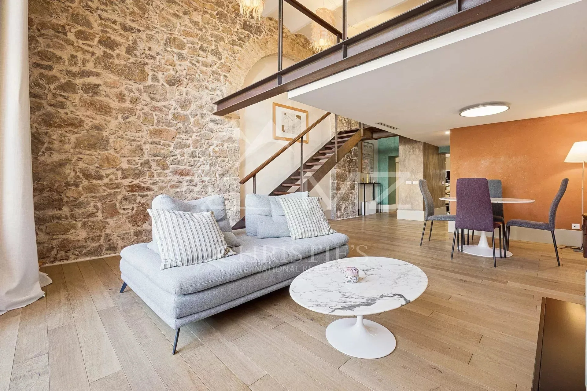 Dans le quartier du Petit Juas, loft alliant charme historique et confort - 11