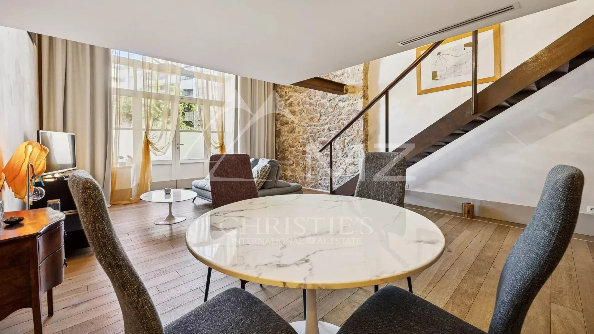 Dans le quartier du Petit Juas, loft alliant charme historique et confort - 6