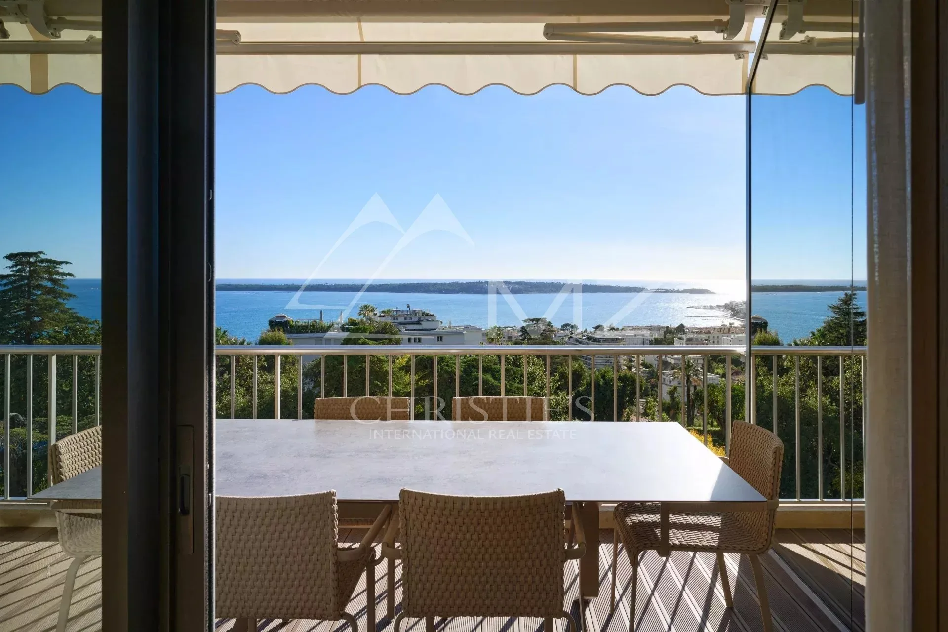 EXCLUSIVITE: Superbe appartement contemporain à la vue mer époustouflante - 14